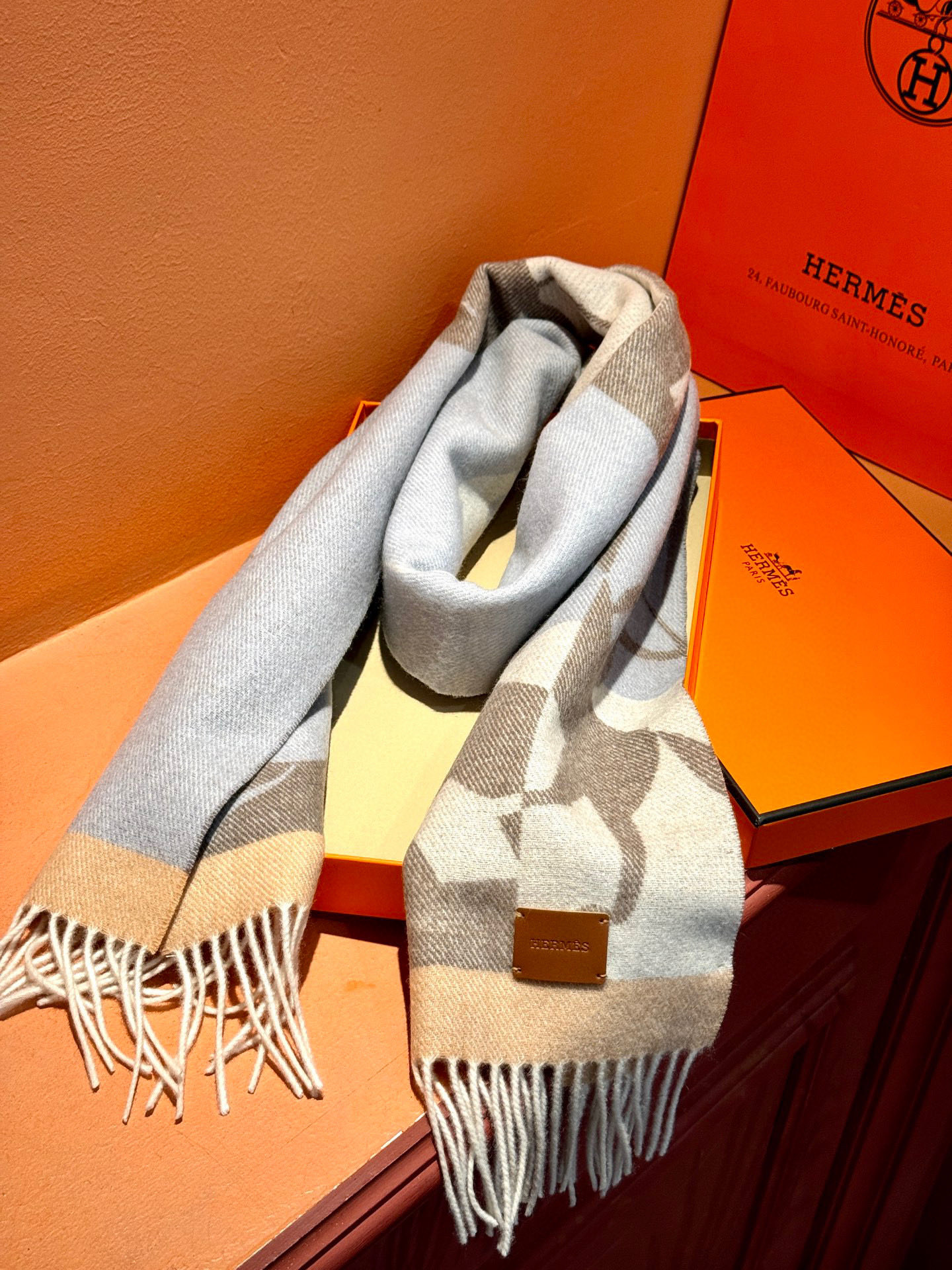   爱马仕👍巴黎时装展商务男士女士羊绒围巾。代工厂臻选上乘的超细羊绒纤维 进行纯手工精梳处理 耗时耗力 