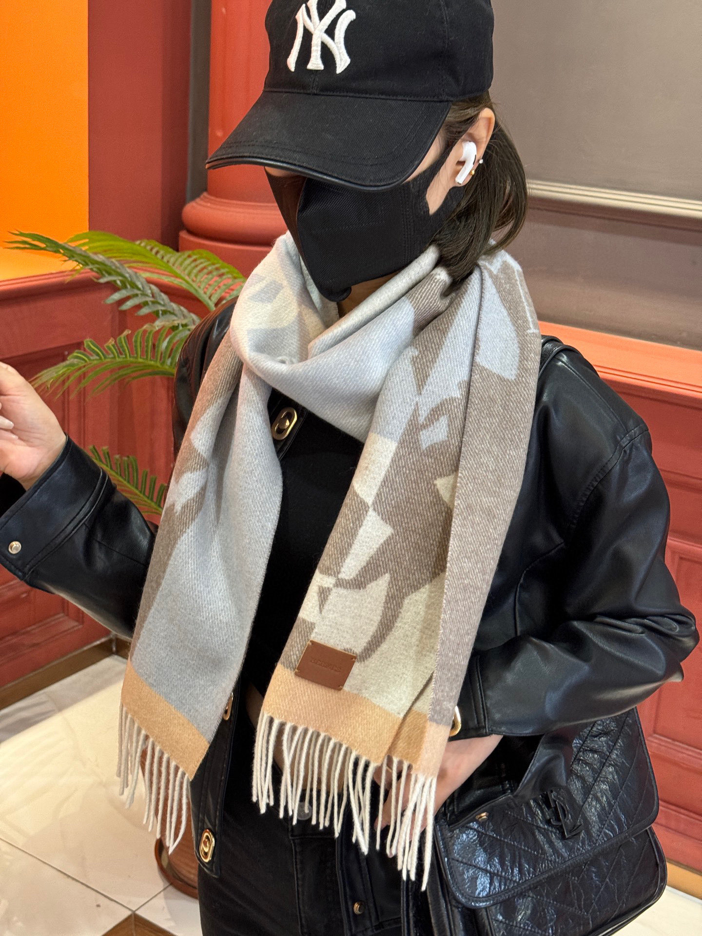   爱马仕👍巴黎时装展商务男士女士羊绒围巾。代工厂臻选上乘的超细羊绒纤维 进行纯手工精梳处理 耗时耗力 