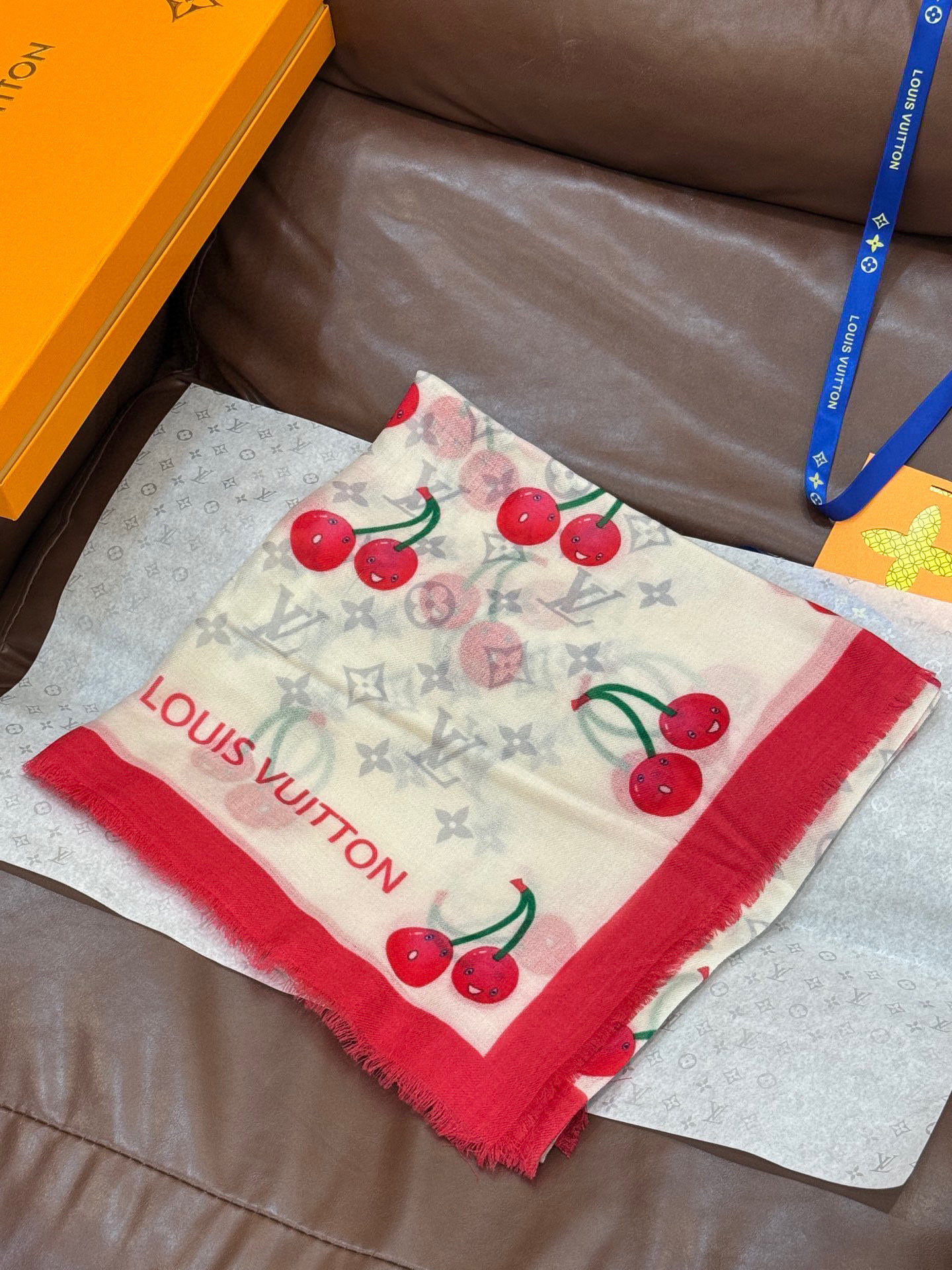  上新💕 。新款樱桃LV羊绒方巾 
LV x TM Monogram Cerise 出自路易威登 x 村