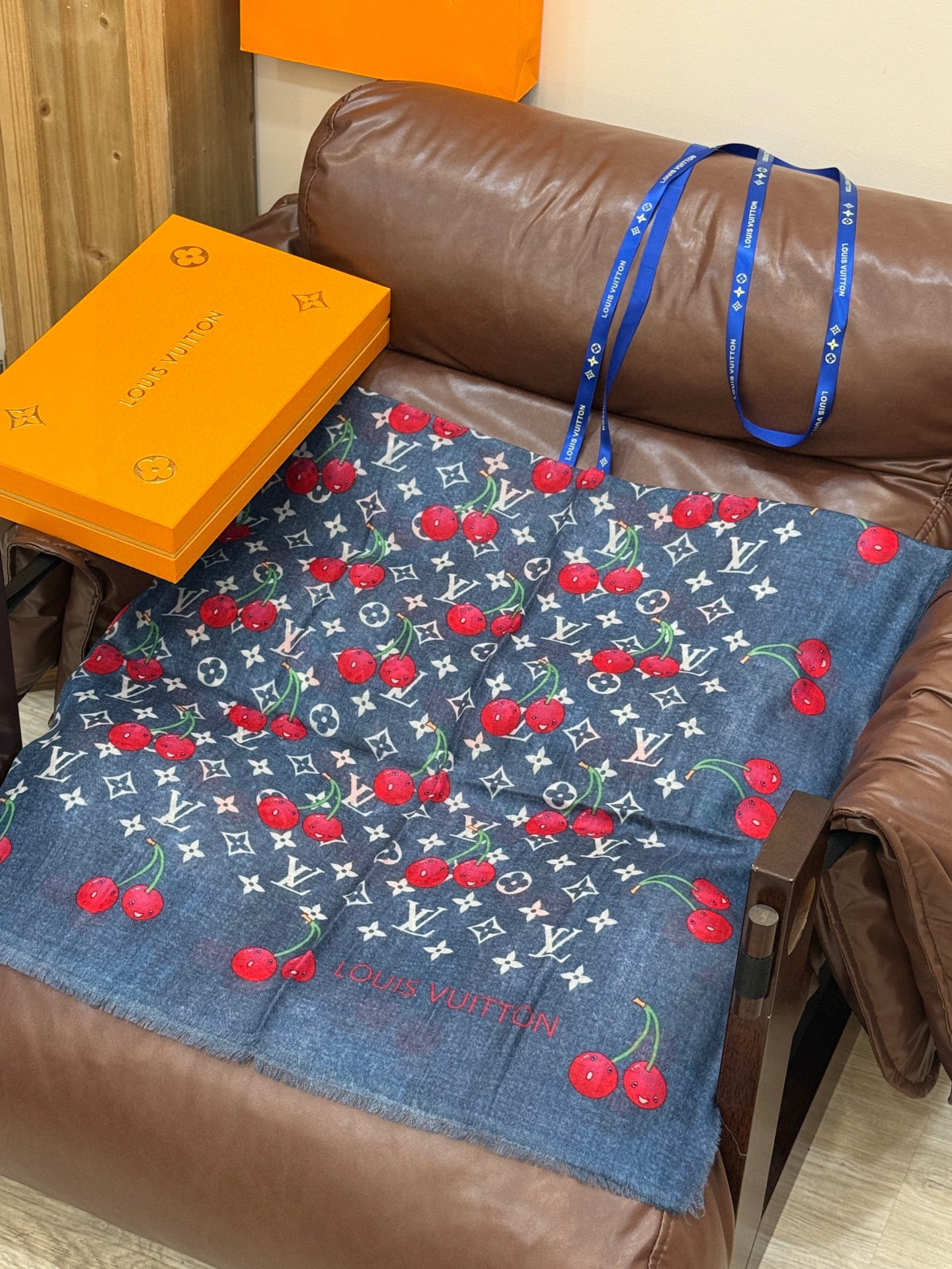  上新💕 。新款樱桃LV羊绒方巾 
LV x TM Monogram Cerise 出自路易威登 x 村