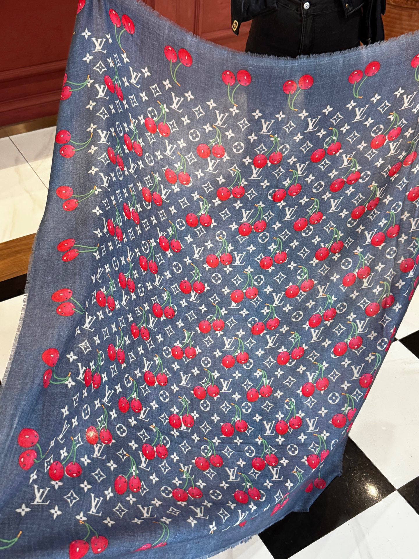  上新💕 。新款樱桃LV羊绒方巾 
LV x TM Monogram Cerise 出自路易威登 x 村