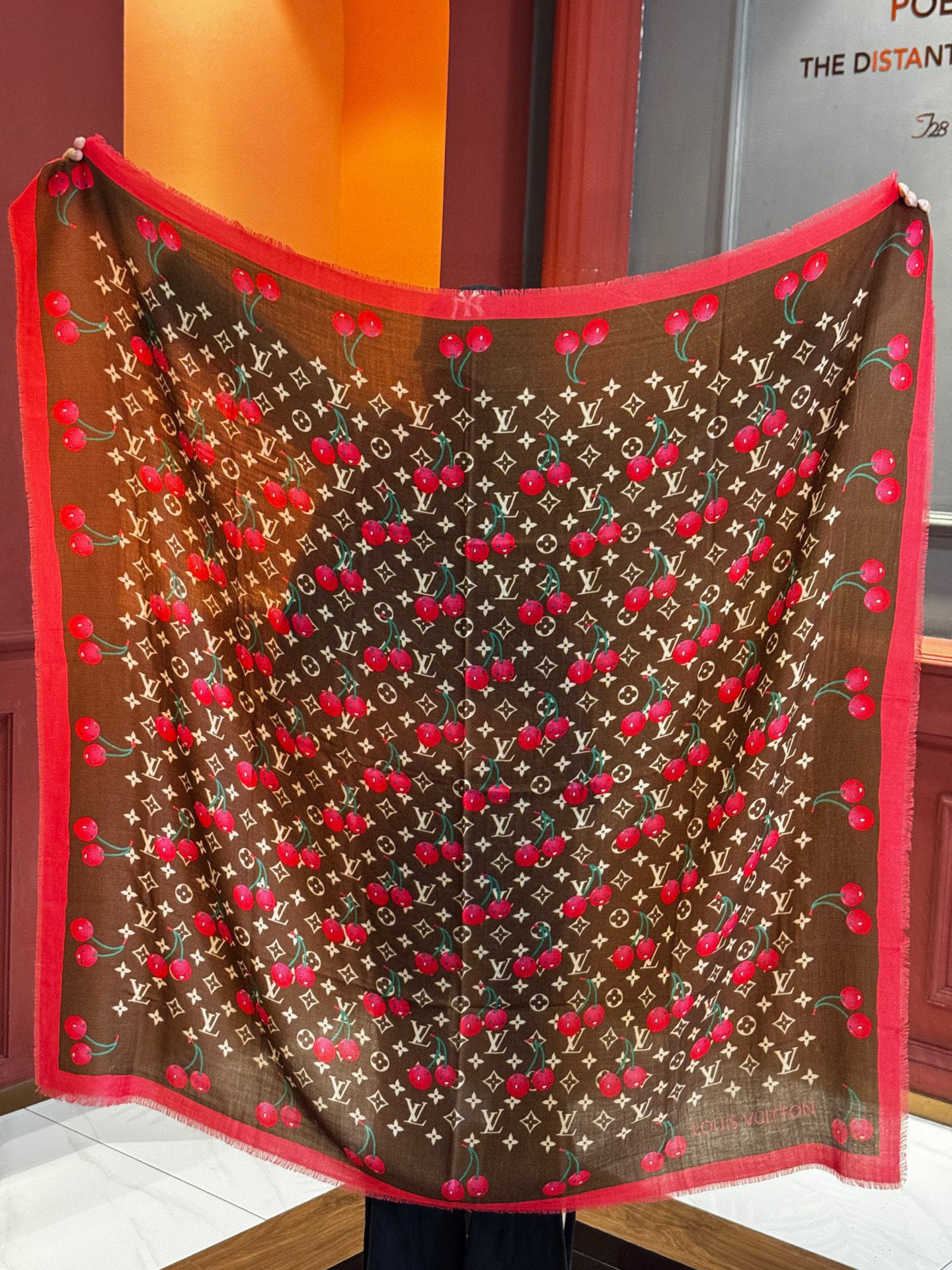  上新💕 。新款樱桃LV羊绒方巾 
LV x TM Monogram Cerise 出自路易威登 x 村