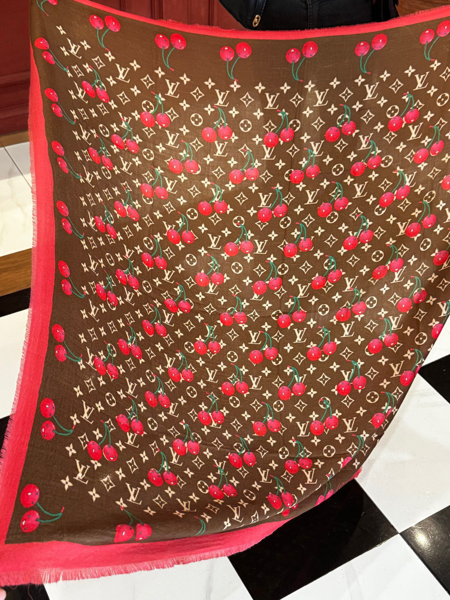  上新💕 。新款樱桃LV羊绒方巾 
LV x TM Monogram Cerise 出自路易威登 x 村