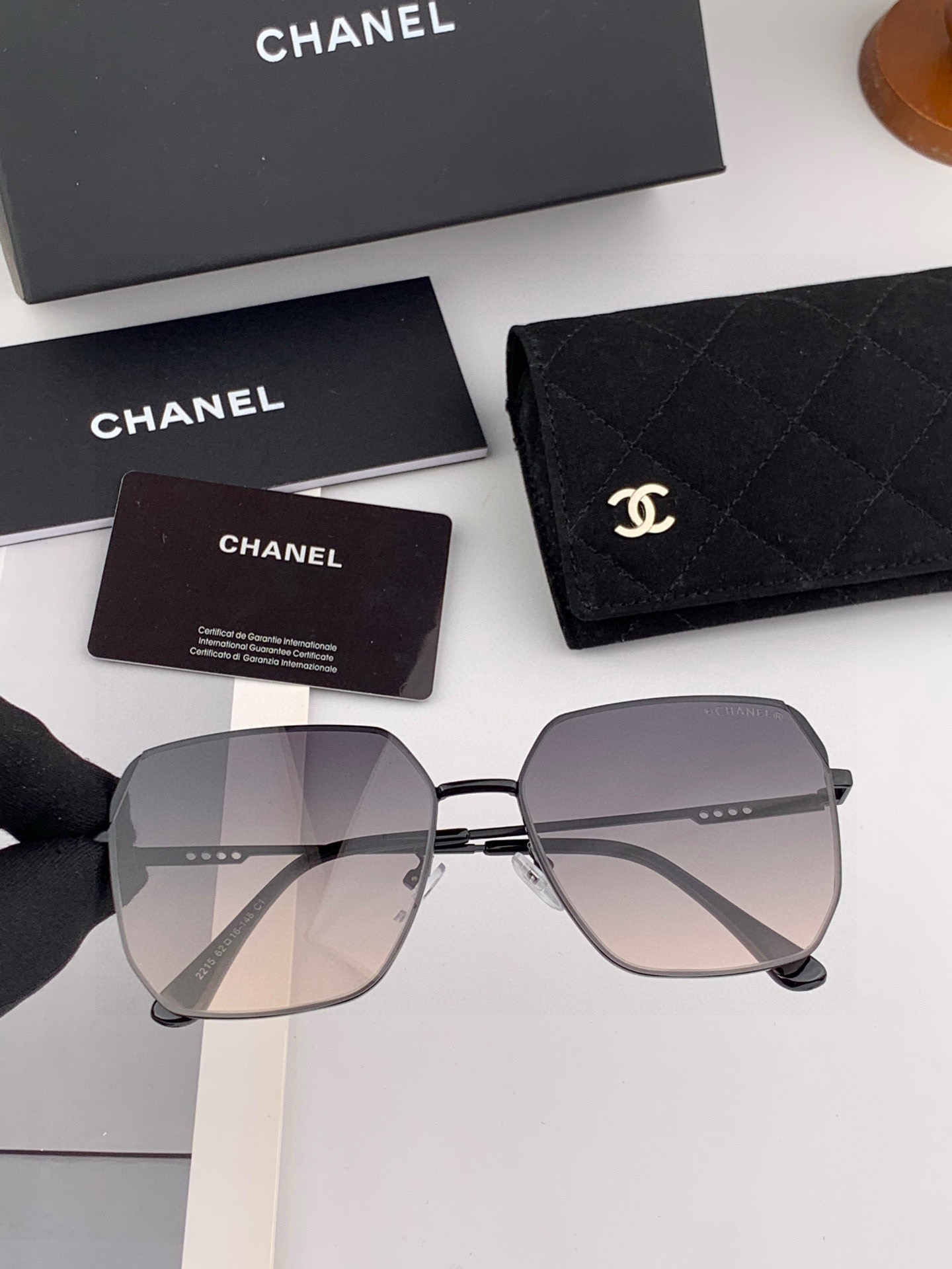    新品CHANEL 香奈儿太阳镜以独特魅力和前卫风格诠释春夏最新眼镜，质感超好佩带舒适 型号：CH2