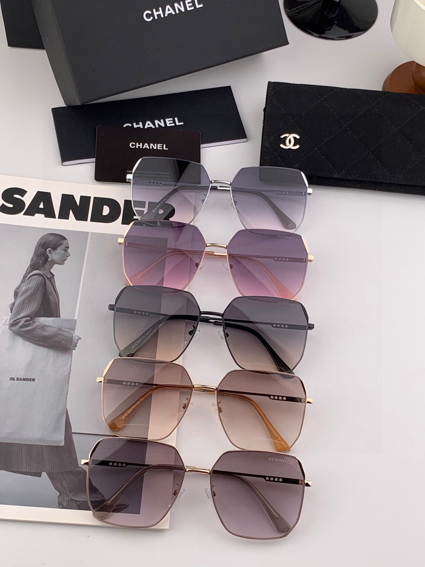    新品CHANEL 香奈儿太阳镜以独特魅力和前卫风格诠释春夏最新眼镜，质感超好佩带舒适 型号：CH2