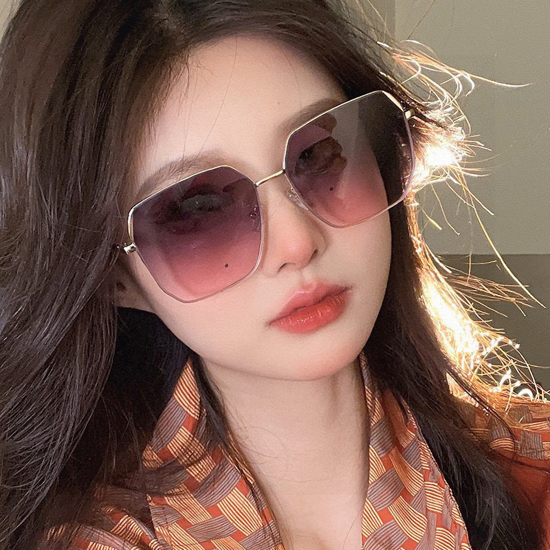    新品CHANEL 香奈儿太阳镜以独特魅力和前卫风格诠释春夏最新眼镜，质感超好佩带舒适 型号：CH2