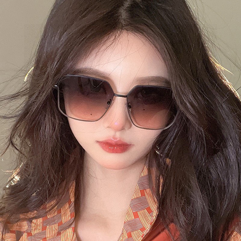    新品CHANEL 香奈儿太阳镜以独特魅力和前卫风格诠释春夏最新眼镜，质感超好佩带舒适 型号：CH2