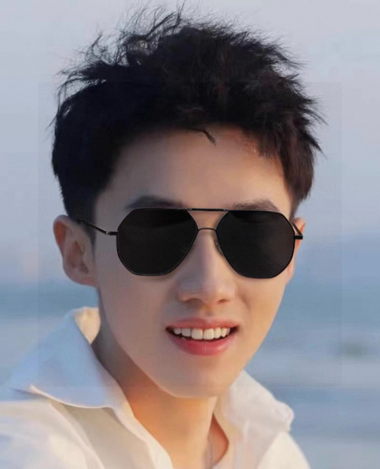       LV 男款炫彩飞行员偏光太阳镜 ❤️材质：高清尼龙加厚卡槽高清偏光镜片 🌹无边框镜架💕颜👍型