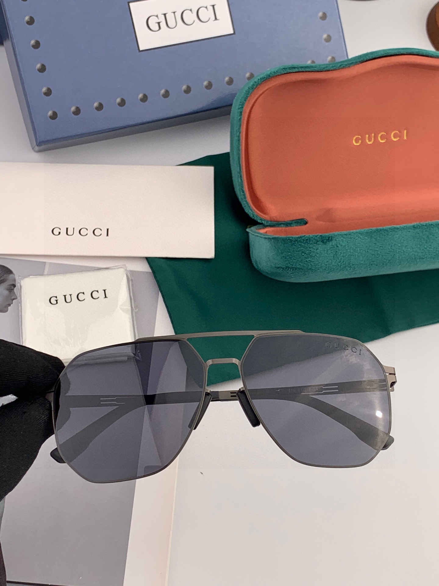         GUCCI 男款炫彩飞行员偏光太阳镜 ❤️材质：高清尼龙加厚卡槽高清偏光镜片 🌹无边框镜