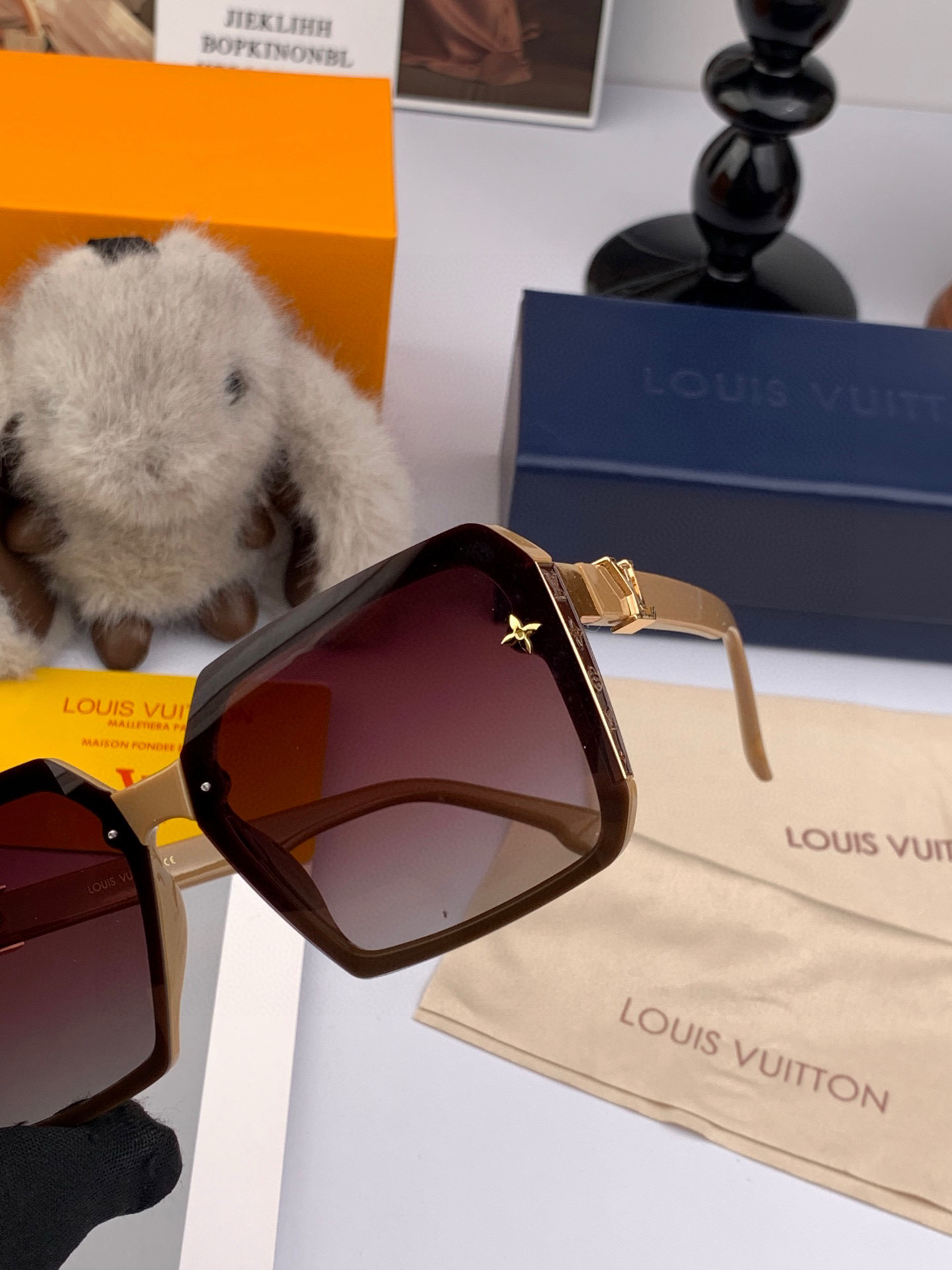  LV 2025年开春新款  潮流爆款 时尚方框太阳镜 高品质 佩戴舒适 网红潮款墨镜 型号L8148