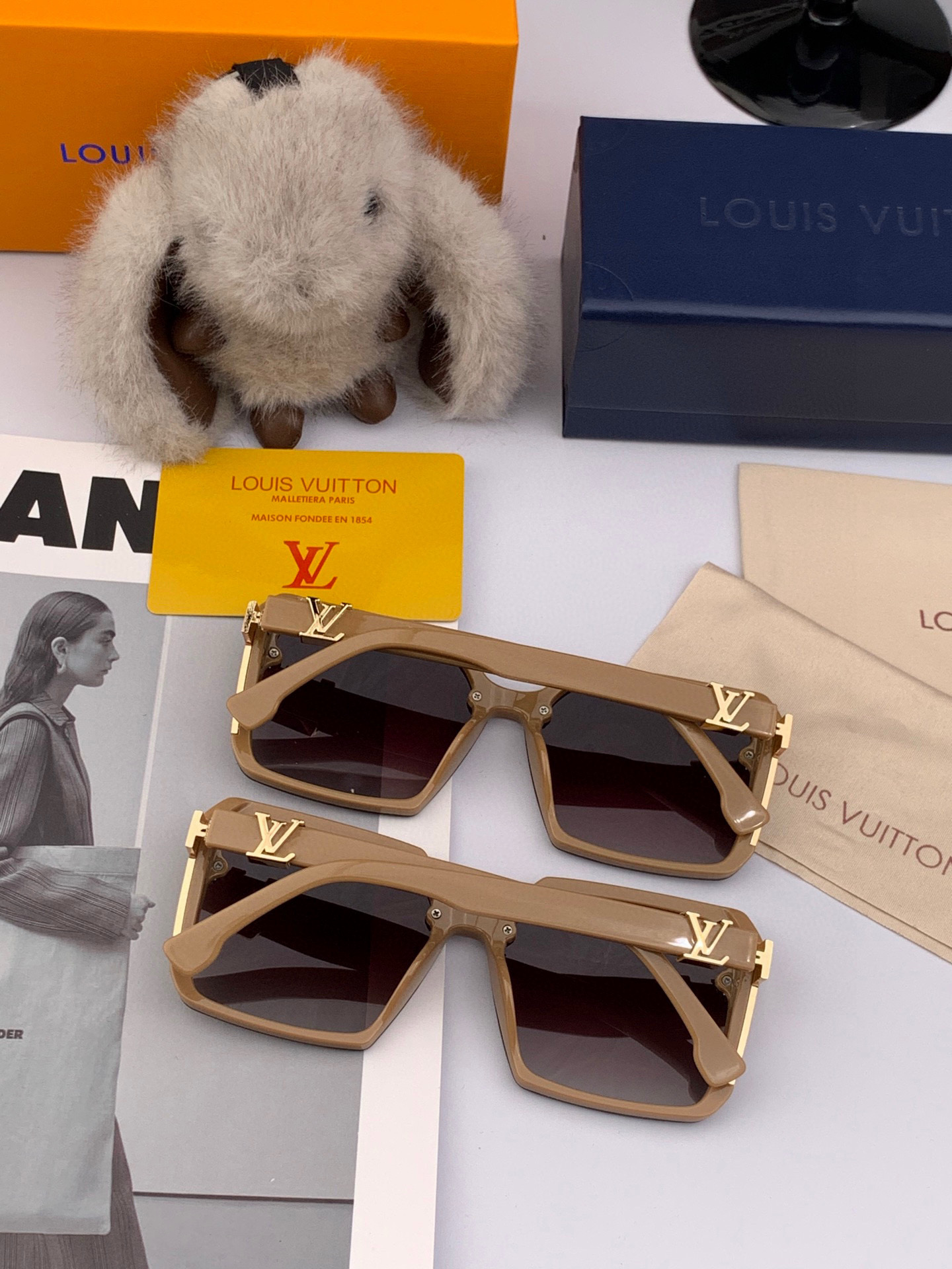  LV 2025年开春新款  潮流爆款 时尚方框太阳镜 高品质 佩戴舒适 网红潮款墨镜 型号L8148