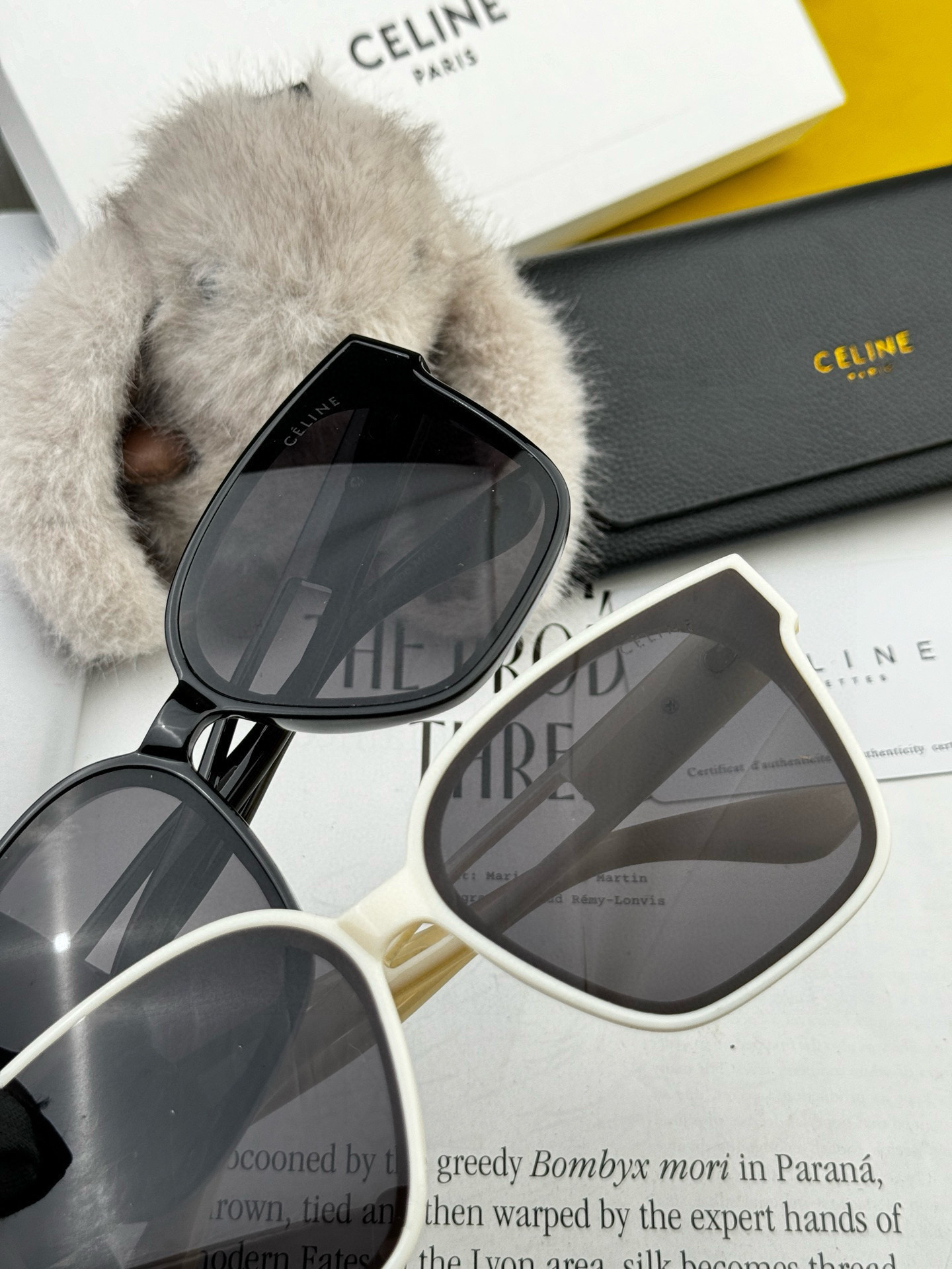 🌷🌷瑟琳
新款到货🆕🆕酷酷高品质  2⃣️色潮品强强大框型太阳镜➕简约logo装饰！太阳镜，要的赶紧哦玫