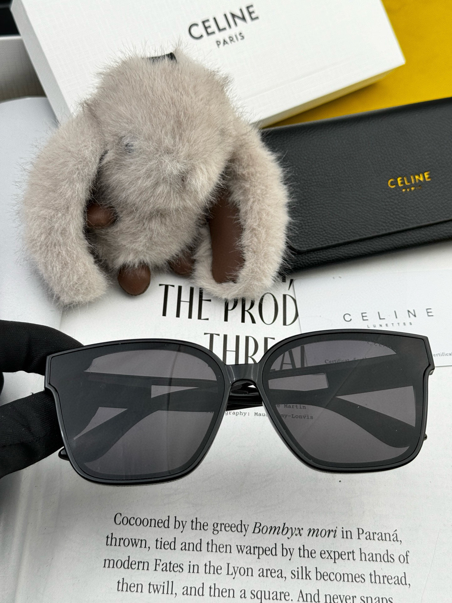 🌷🌷瑟琳
新款到货🆕🆕酷酷高品质  2⃣️色潮品强强大框型太阳镜➕简约logo装饰！太阳镜，要的赶紧哦玫