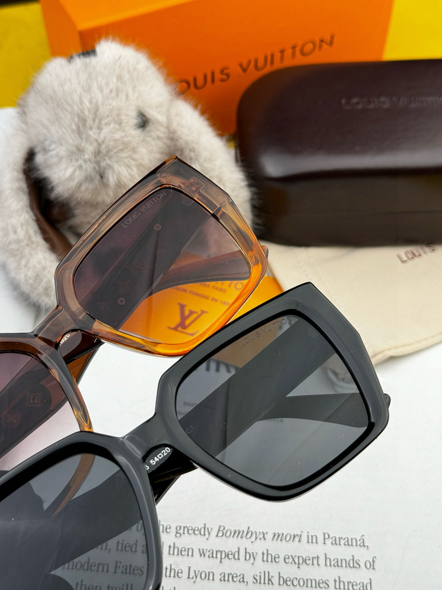   LV 2025新款女士方框太阳眼镜 开车墨镜 新款太阳镜  时尚大方 舒适轻盈 精致奢华 超轻 型号