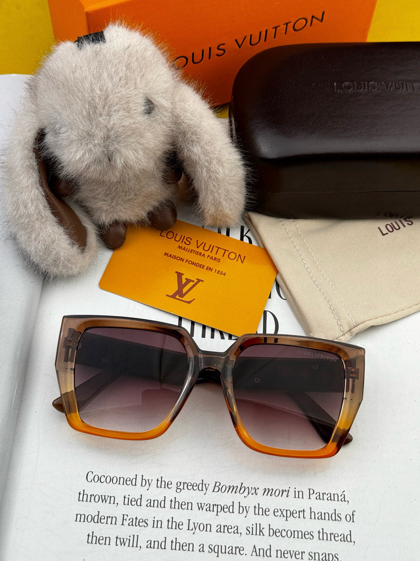   LV 2025新款女士方框太阳眼镜 开车墨镜 新款太阳镜  时尚大方 舒适轻盈 精致奢华 超轻 型号