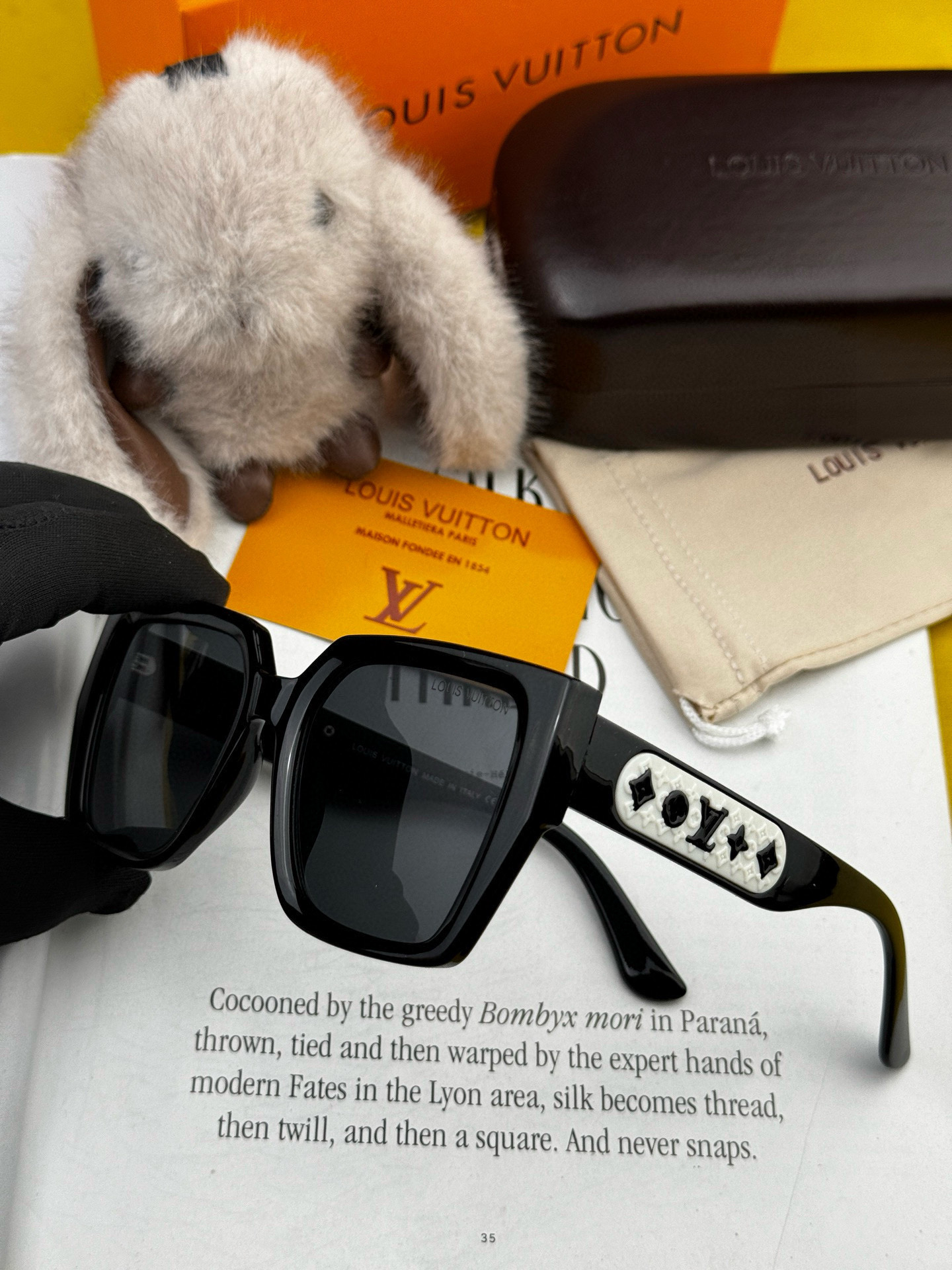   LV 2025新款女士方框太阳眼镜 开车墨镜 新款太阳镜  时尚大方 舒适轻盈 精致奢华 超轻 型号