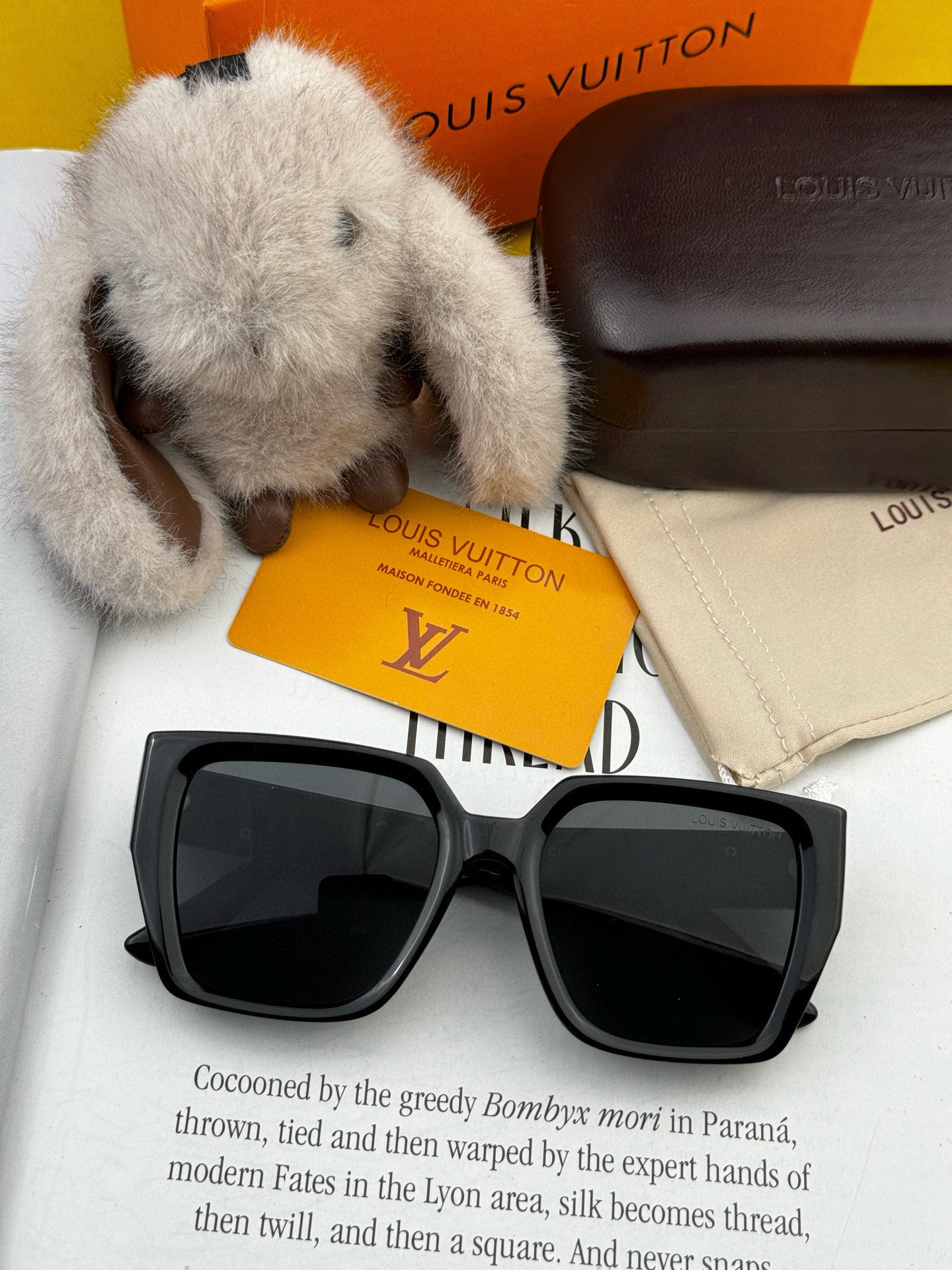   LV 2025新款女士方框太阳眼镜 开车墨镜 新款太阳镜  时尚大方 舒适轻盈 精致奢华 超轻 型号