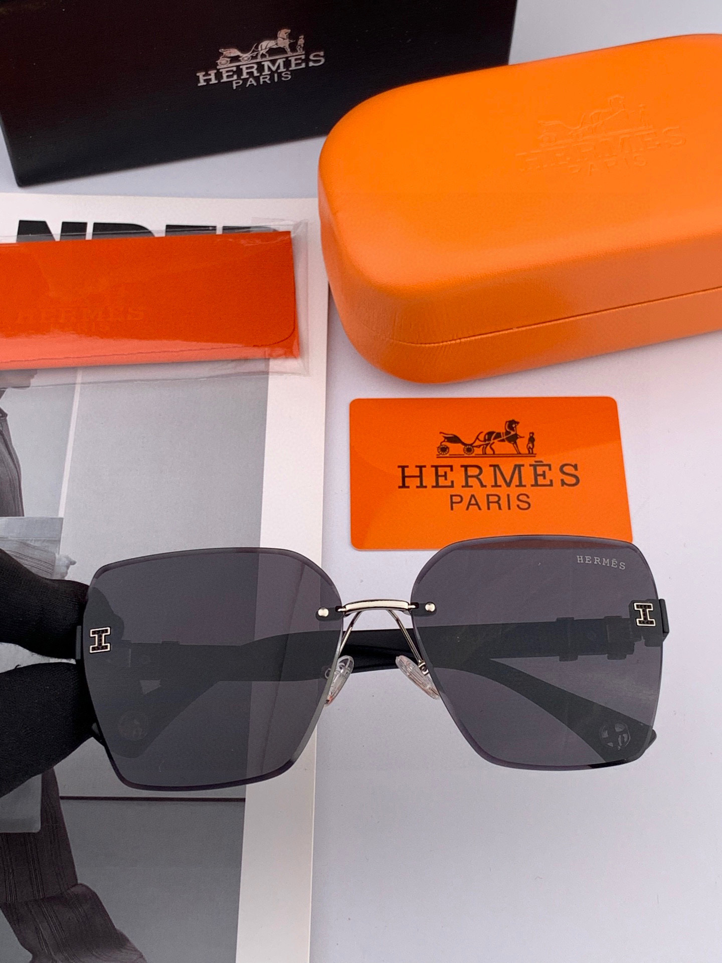   爱马仕   经典的方框设计，不挑脸型，无论搭配大衣还是连衣裙都非常显气质镜片预防紫外线 型号：H21