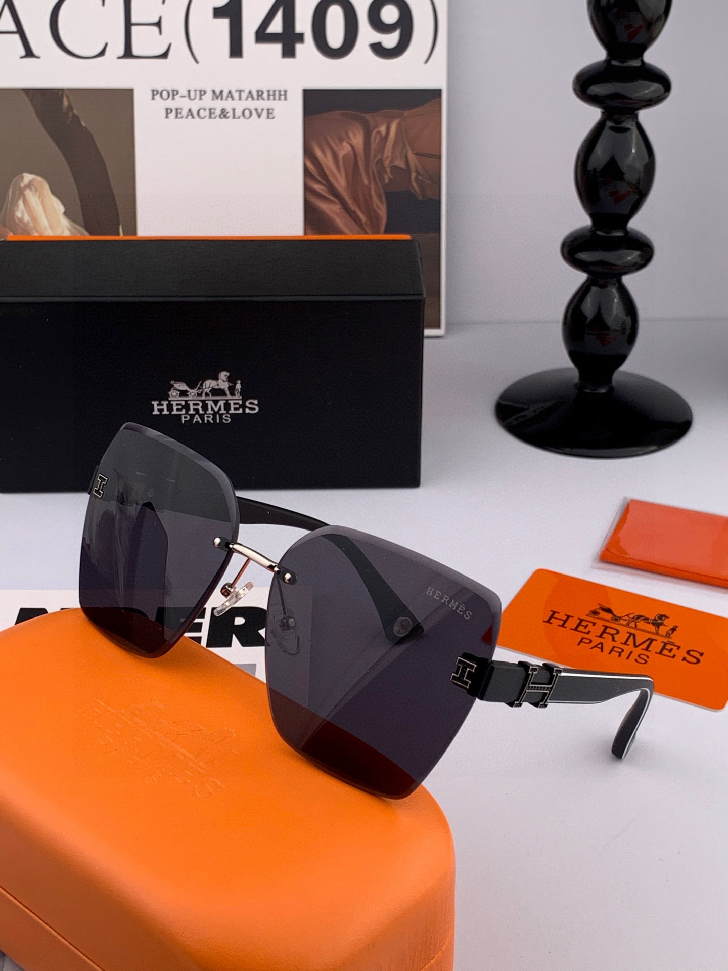   爱马仕   经典的方框设计，不挑脸型，无论搭配大衣还是连衣裙都非常显气质镜片预防紫外线 型号：H21