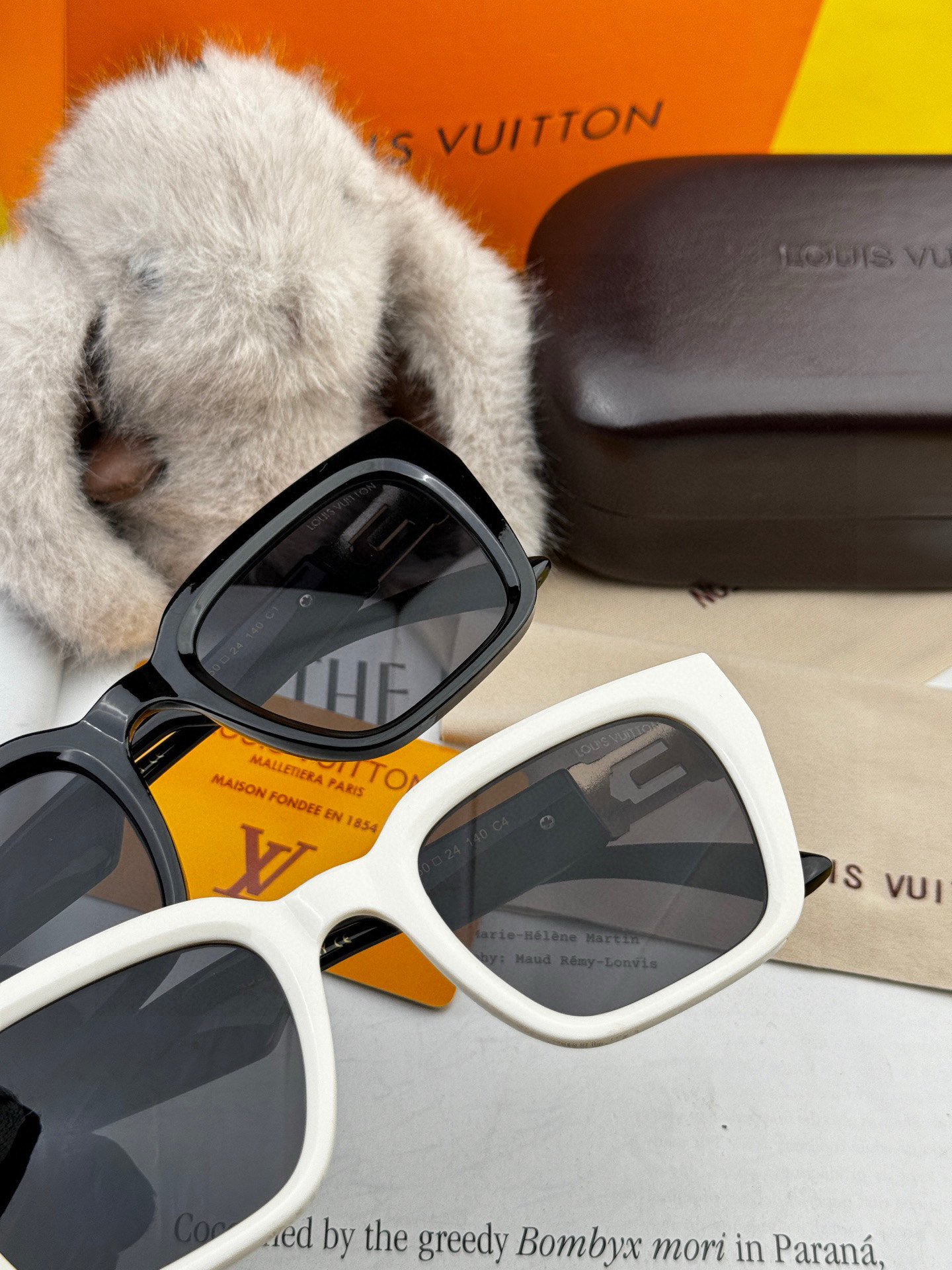   LV 2025新款女士方框太阳眼镜 开车墨镜 新款太阳镜  时尚大方 舒适轻盈 精致奢华 超轻 型号