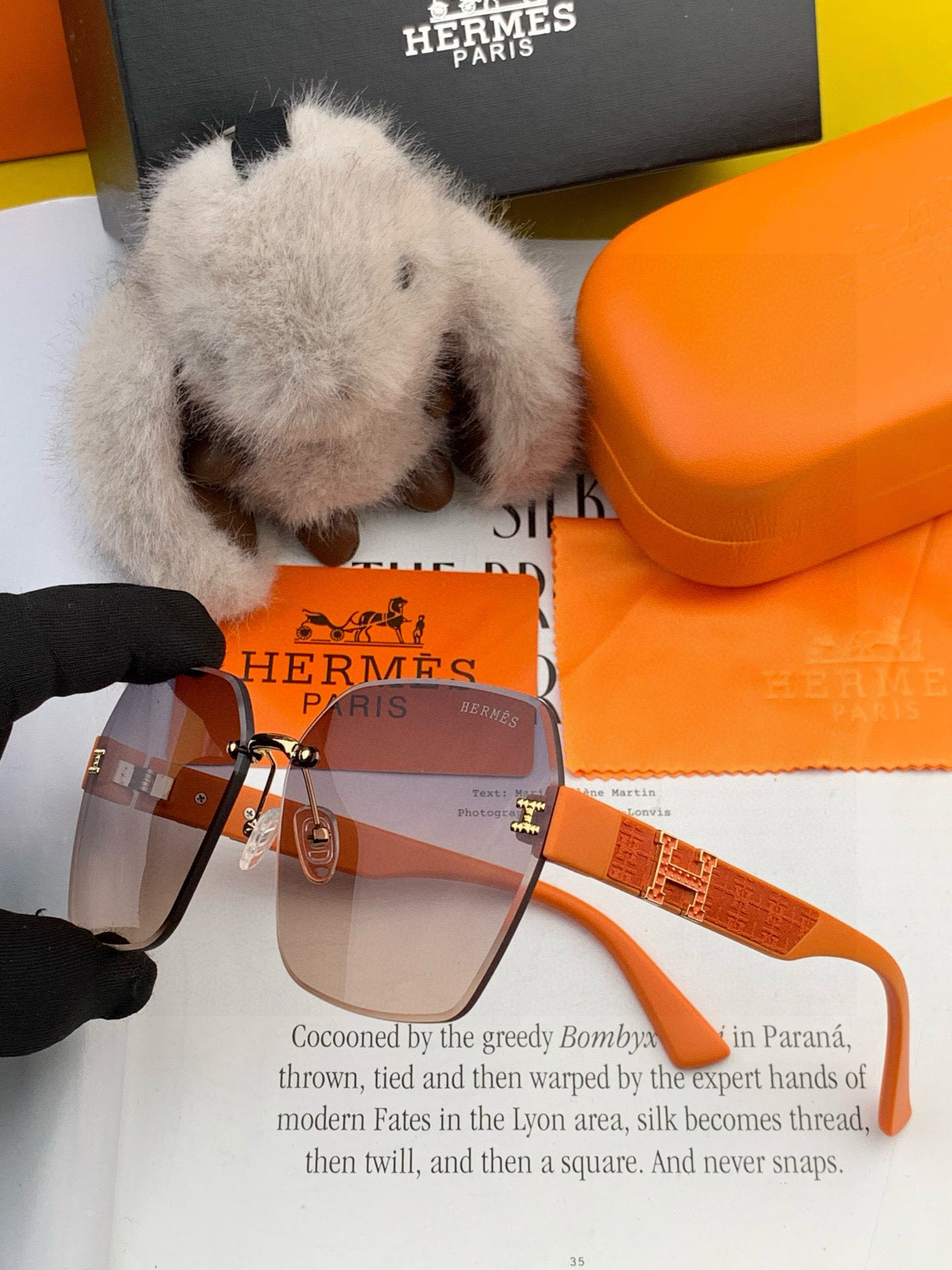   爱马仕   经典的方框设计，不挑脸型，无论搭配大衣还是连衣裙都非常显气质镜片预防紫外线 型号：H55