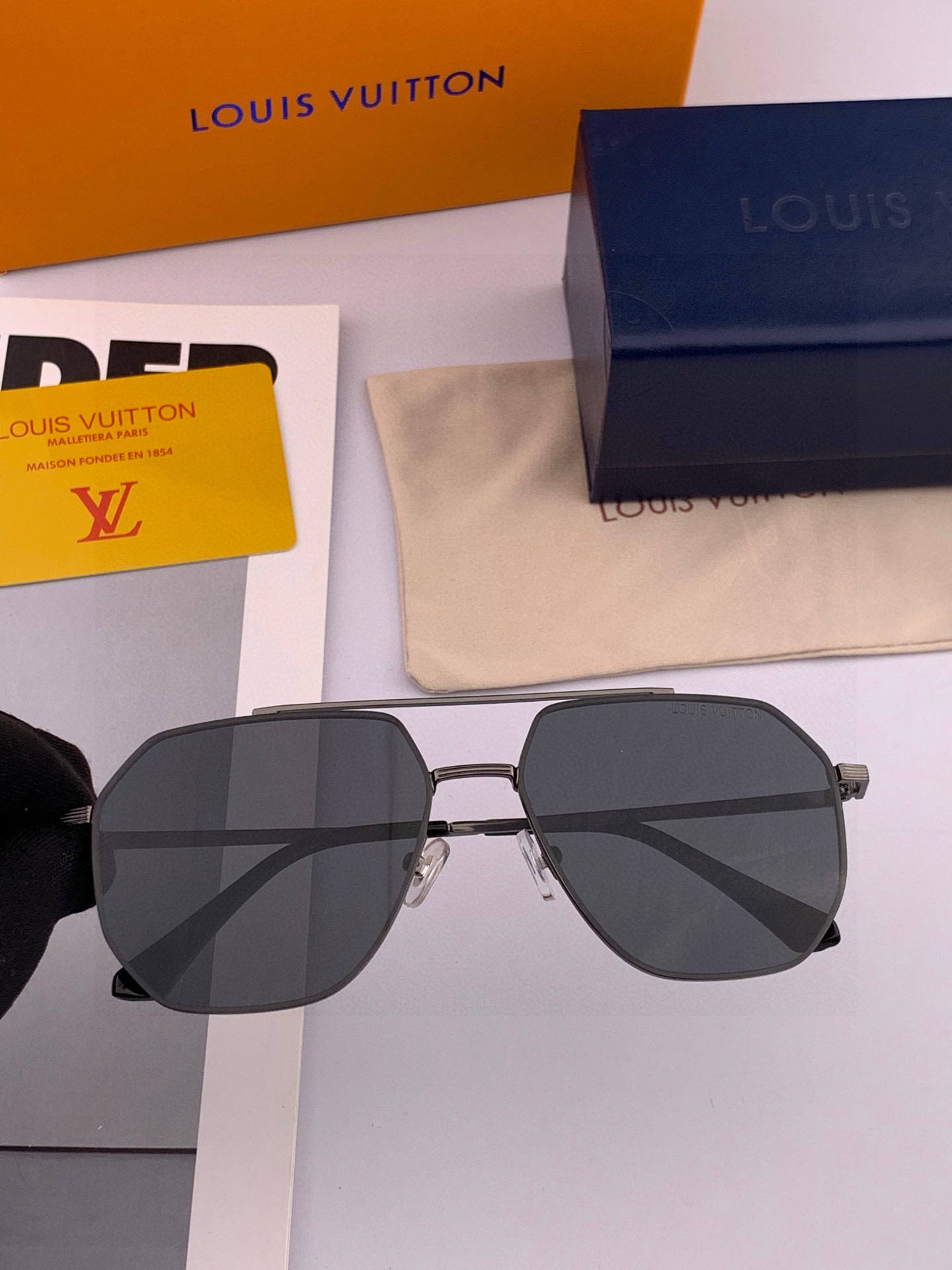       LV 男款炫彩飞行员偏光太阳镜 ❤️材质：高清尼龙加厚卡槽高清偏光镜片 🌹无边框镜架💕颜👍型