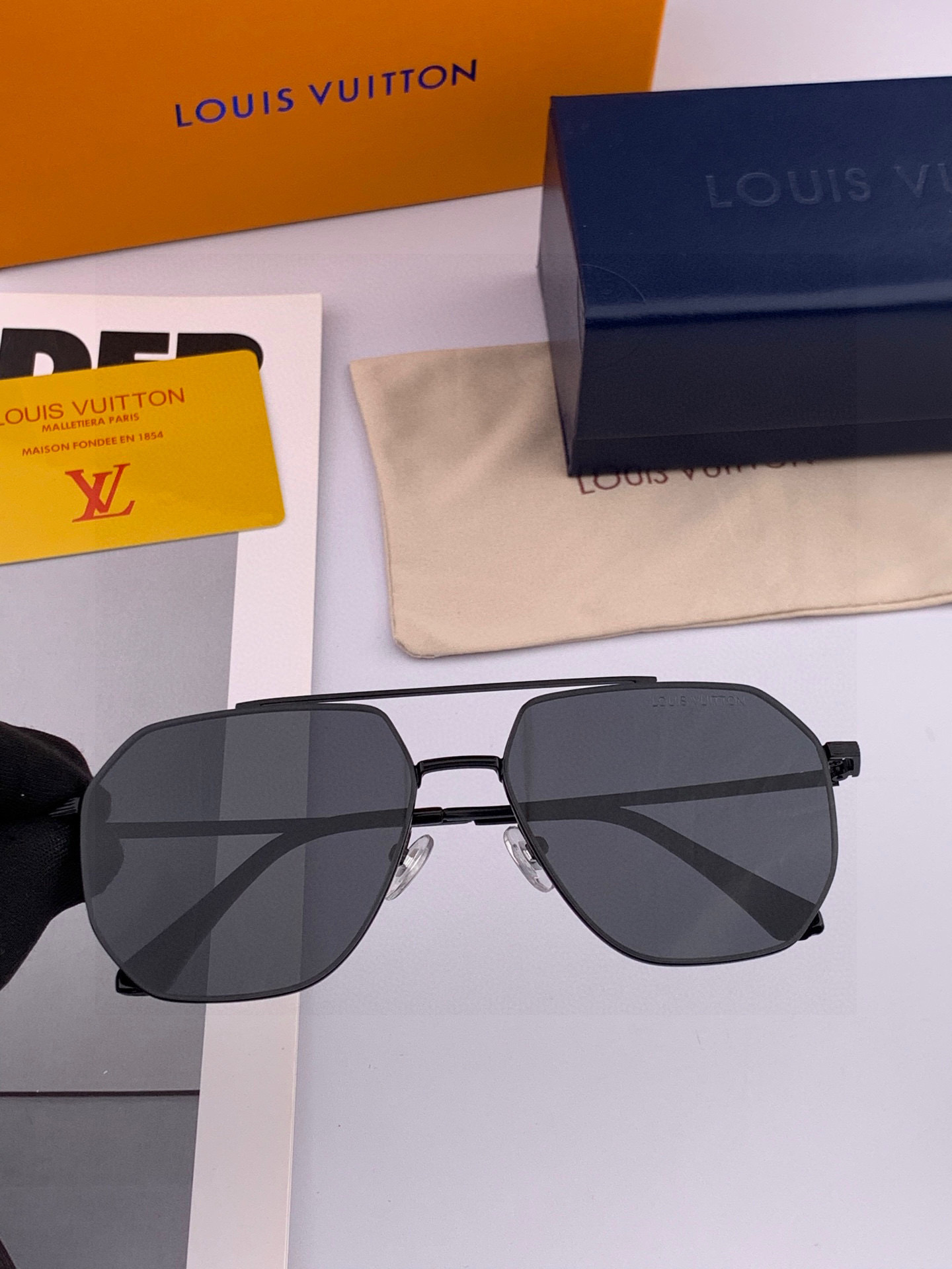       LV 男款炫彩飞行员偏光太阳镜 ❤️材质：高清尼龙加厚卡槽高清偏光镜片 🌹无边框镜架💕颜👍型