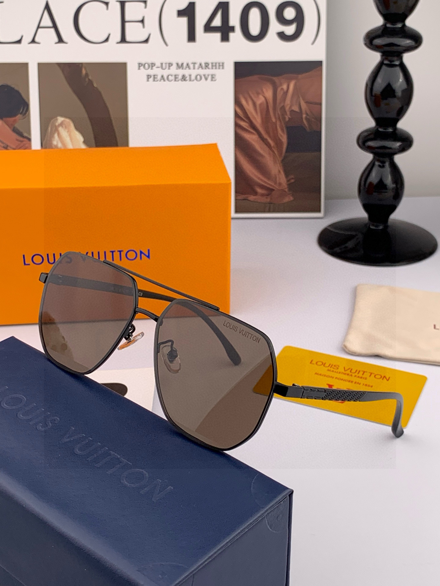      LV 男款炫彩飞行员偏光太阳镜 ❤️材质：高清尼龙加厚卡槽高清偏光镜片 🌹无边框镜架💕颜👍型