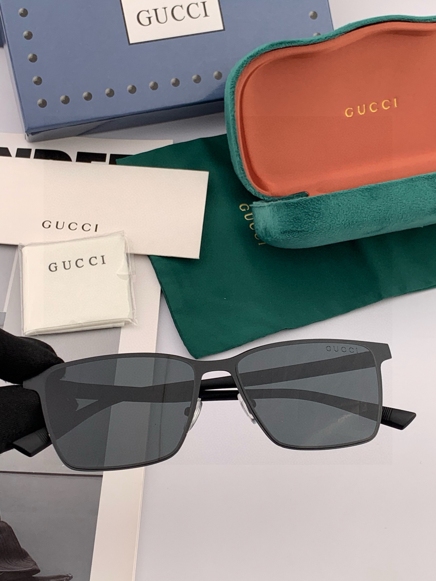        GUCCI 男款炫彩飞行员偏光太阳镜 ❤️材质：高清尼龙加厚卡槽高清偏光镜片 🌹无边框镜架