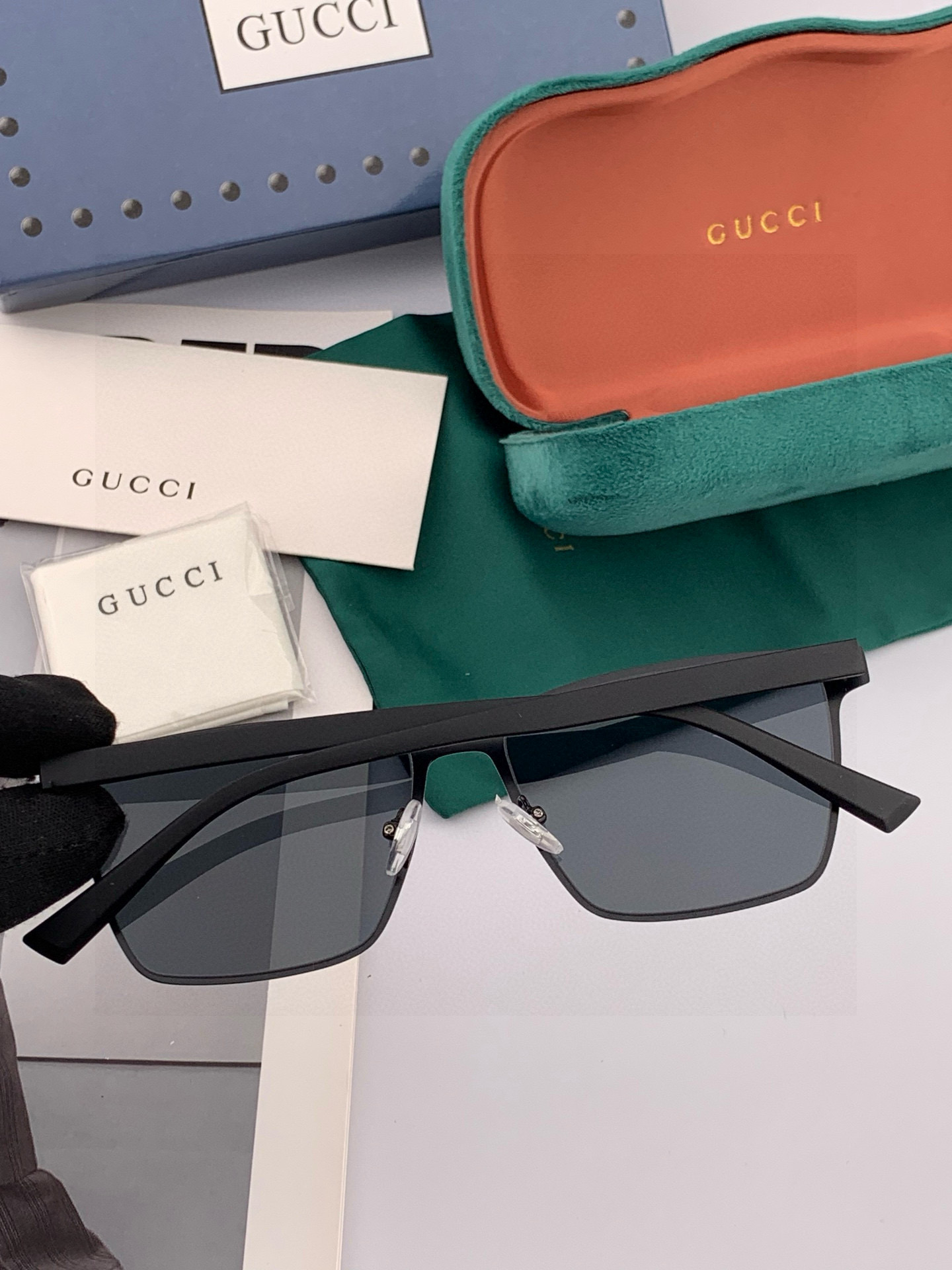        GUCCI 男款炫彩飞行员偏光太阳镜 ❤️材质：高清尼龙加厚卡槽高清偏光镜片 🌹无边框镜架