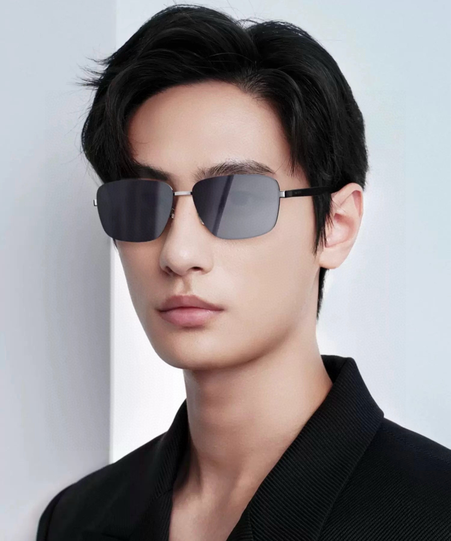       LV 男款炫彩飞行员偏光太阳镜 ❤️材质：高清尼龙加厚卡槽高清偏光镜片 🌹无边框镜架💕颜👍型