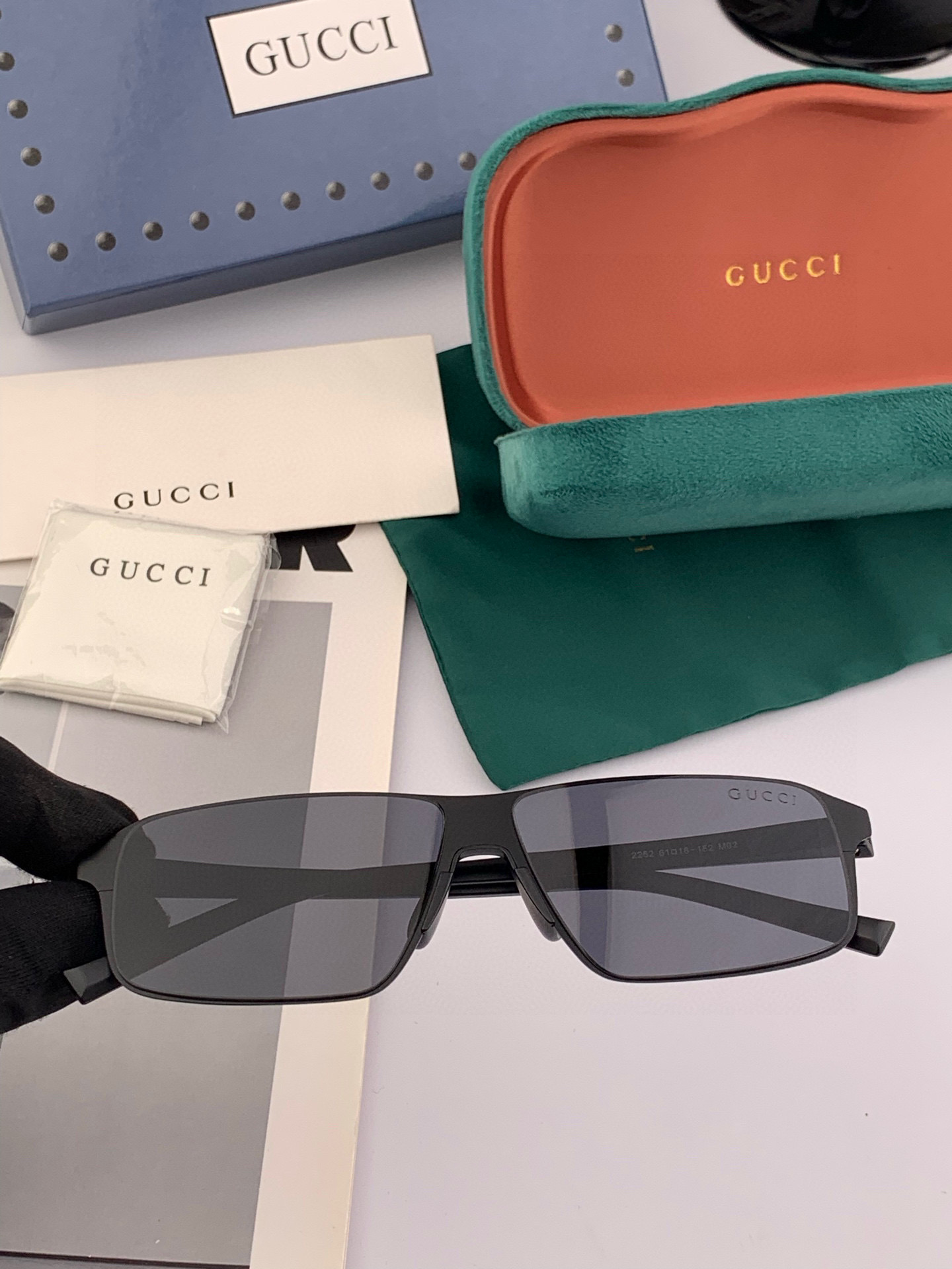         GUCCI 男款炫彩飞行员偏光太阳镜 ❤️材质：高清尼龙加厚卡槽高清偏光镜片 🌹无边框镜