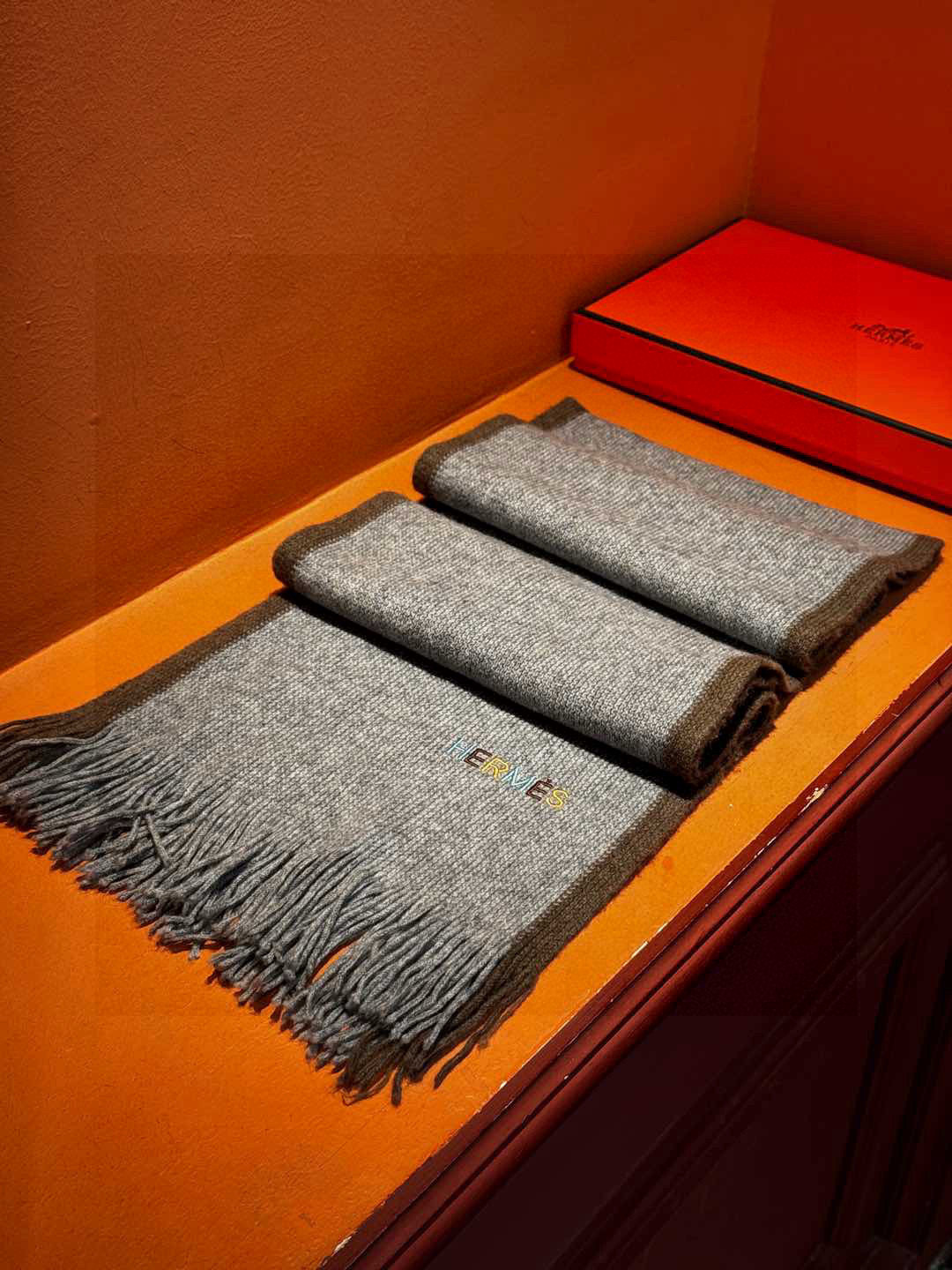  Hermes（爱马仕）同步专柜，高端羊绒针织围巾！】可正式，可随意，非常Classical的男款设计。