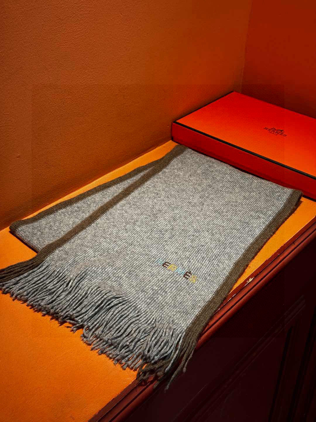  Hermes（爱马仕）同步专柜，高端羊绒针织围巾！】可正式，可随意，非常Classical的男款设计。