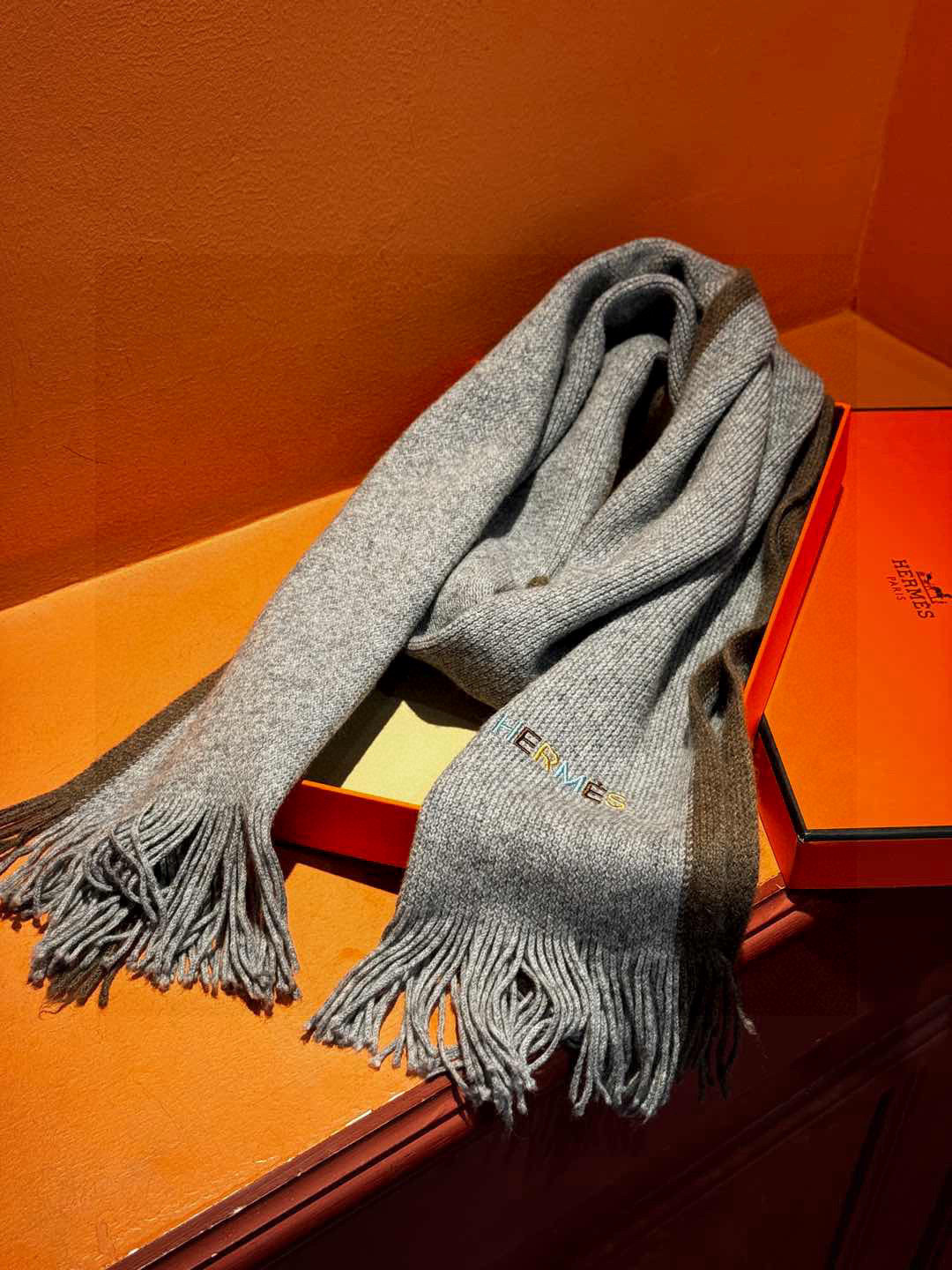  Hermes（爱马仕）同步专柜，高端羊绒针织围巾！】可正式，可随意，非常Classical的男款设计。