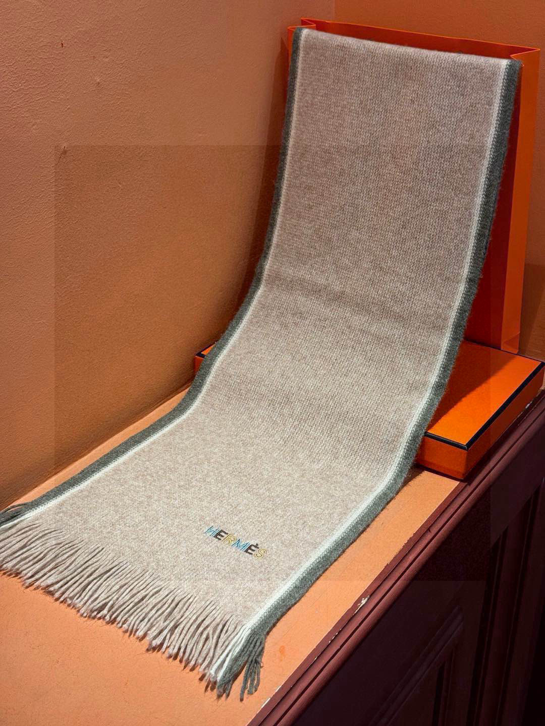  Hermes（爱马仕）同步专柜，高端羊绒针织围巾！】可正式，可随意，非常Classical的男款设计。