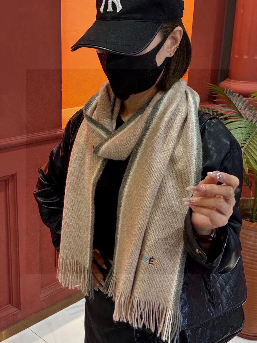  Hermes（爱马仕）同步专柜，高端羊绒针织围巾！】可正式，可随意，非常Classical的男款设计。