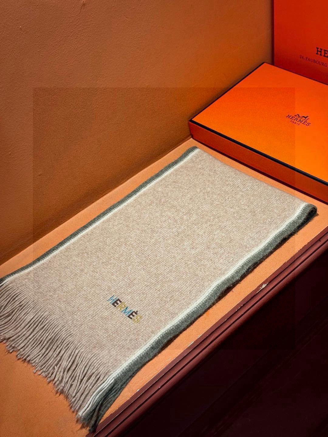  Hermes（爱马仕）同步专柜，高端羊绒针织围巾！】可正式，可随意，非常Classical的男款设计。
