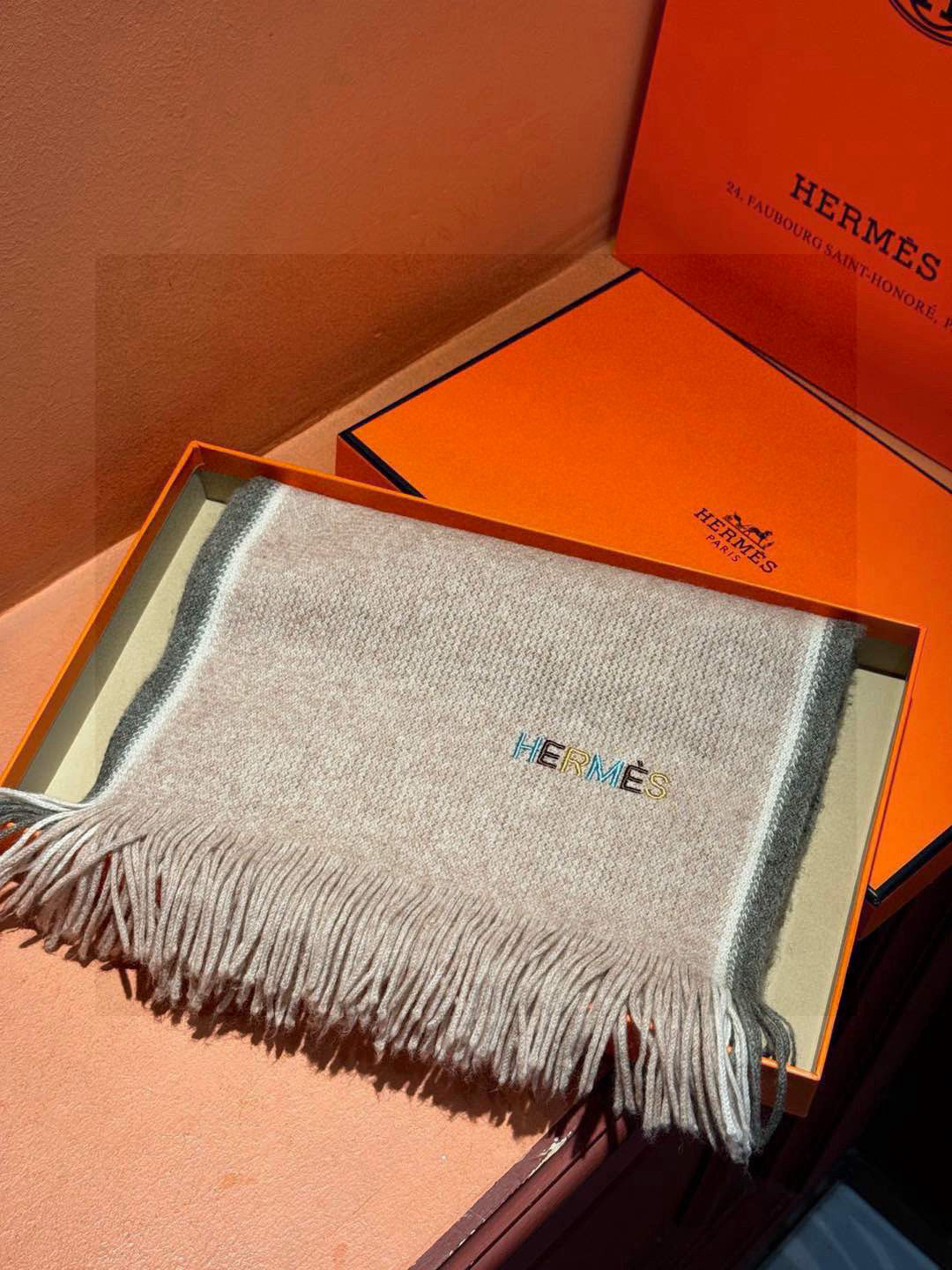  Hermes（爱马仕）同步专柜，高端羊绒针织围巾！】可正式，可随意，非常Classical的男款设计。