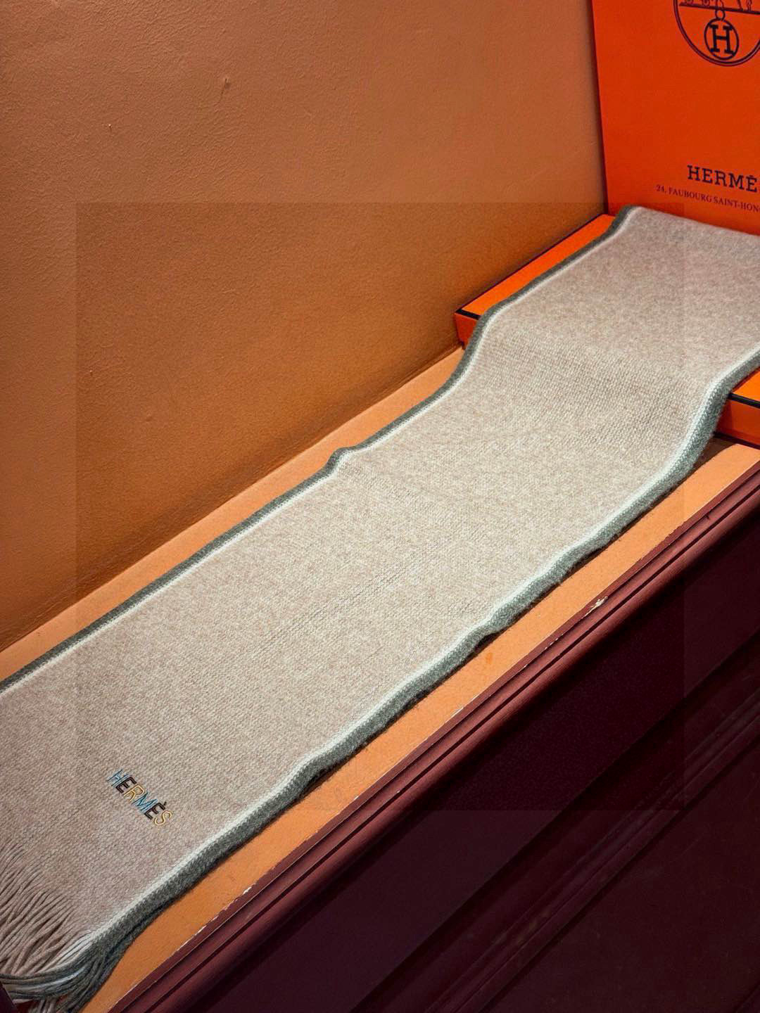  Hermes（爱马仕）同步专柜，高端羊绒针织围巾！】可正式，可随意，非常Classical的男款设计。
