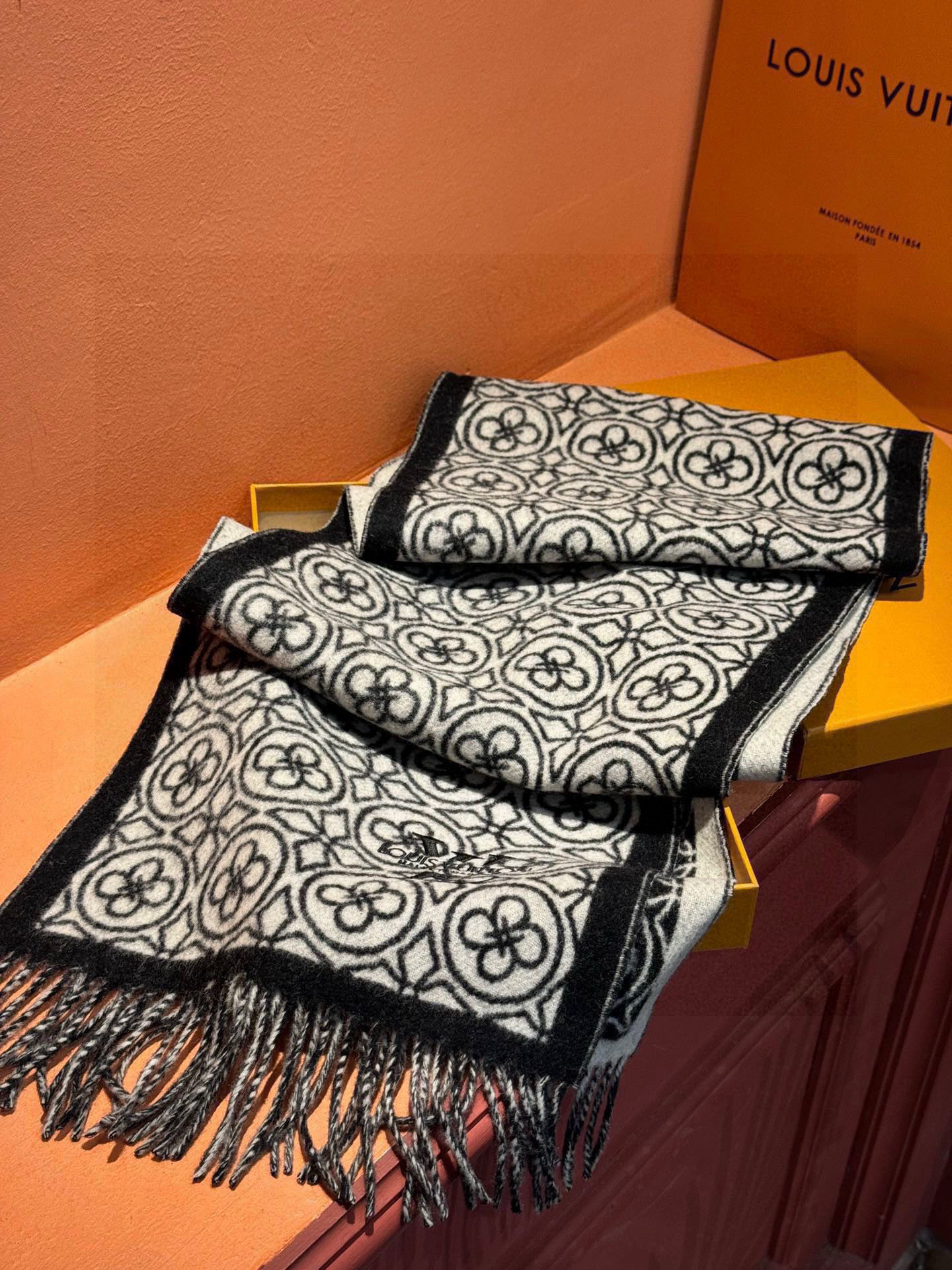   2025年Lv爆款经典四叶草🍀双面提花爆款围巾🧣！！！非常百搭的一款，搭配大衣，毛衣都非常高级，尺寸