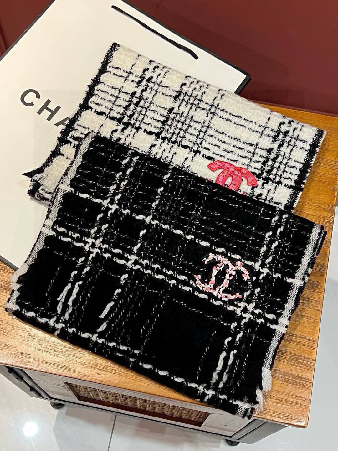  ‼️新😘😘香奈儿（CHANEL）年度最美‼️ 【双C编织格纹披肩】独家渠道原单货‼️年度最新力作 顶极