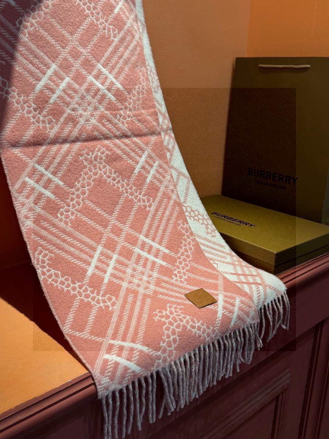   双面围巾 🆕Burberry · 巴宝莉格子围巾❗️好看的要疯掉了，太有型太有魅力了❗️❗️非常斯文