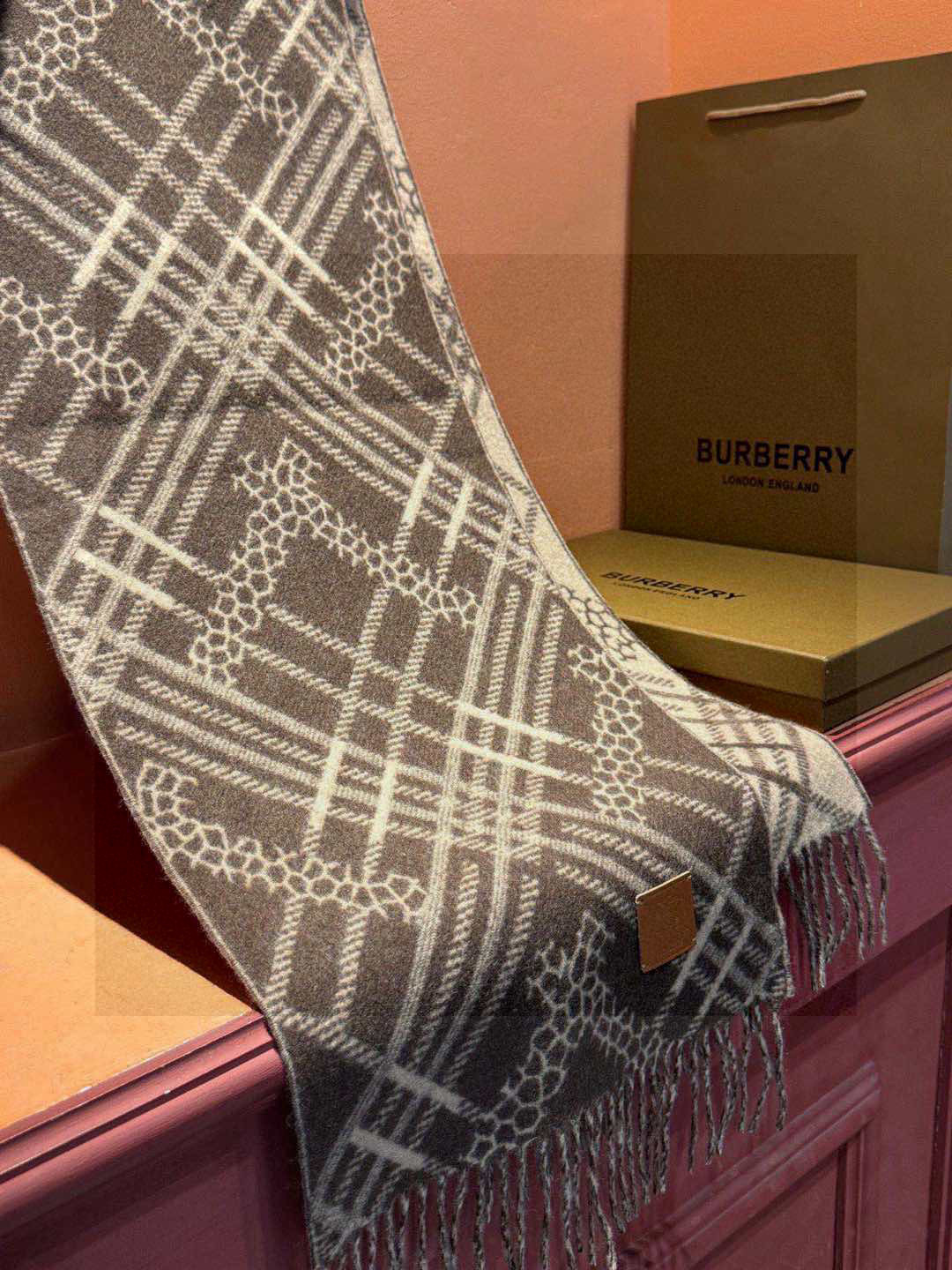   双面围巾 🆕Burberry · 巴宝莉格子围巾❗️好看的要疯掉了，太有型太有魅力了❗️❗️非常斯文