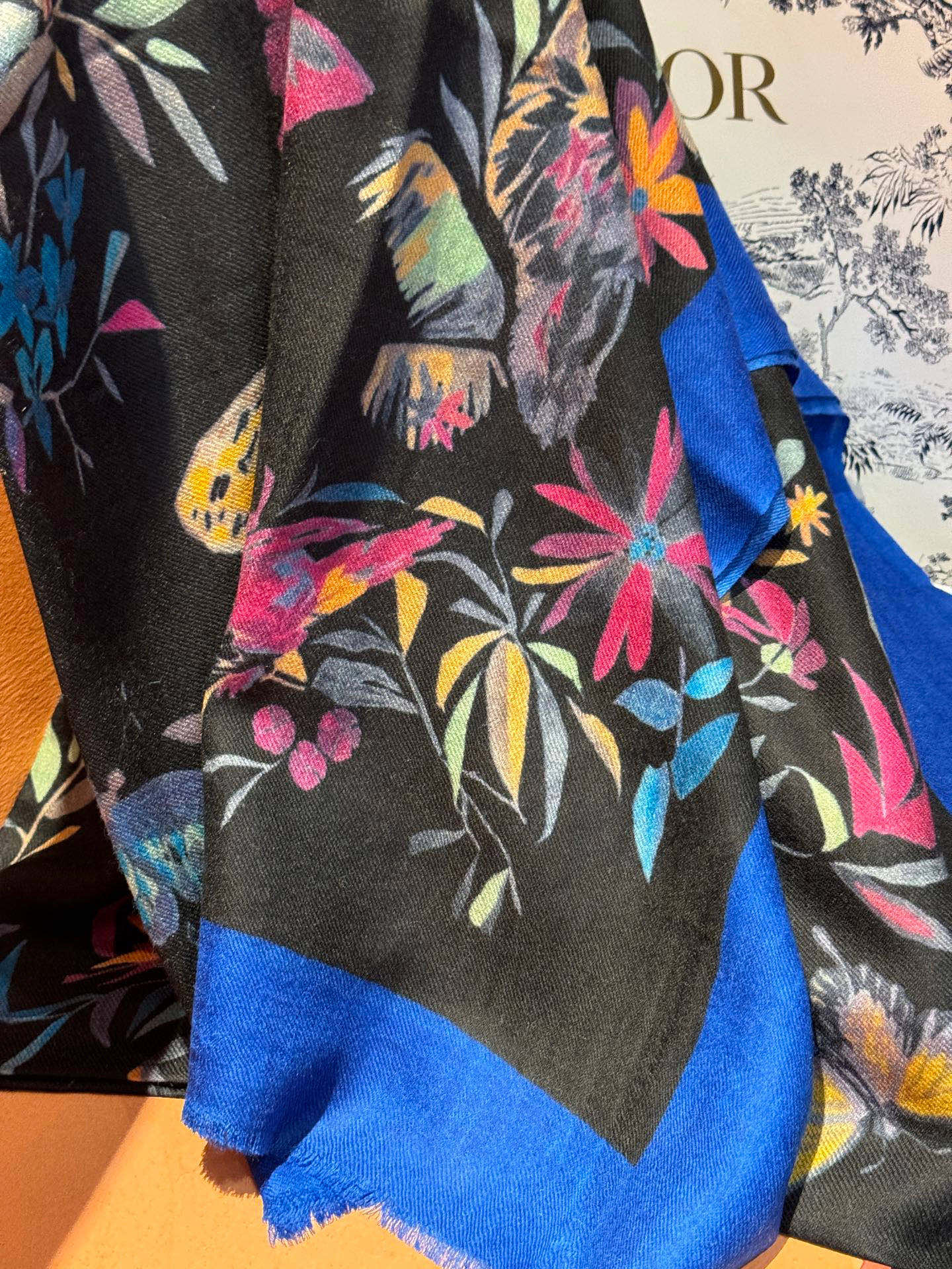 上新🌟 DIOR💄💋新款💖羊绒面料长巾 😘美翻了流泪御用殿堂级极‼️新款专柜在售 纯羊绒独特设计风格❗加