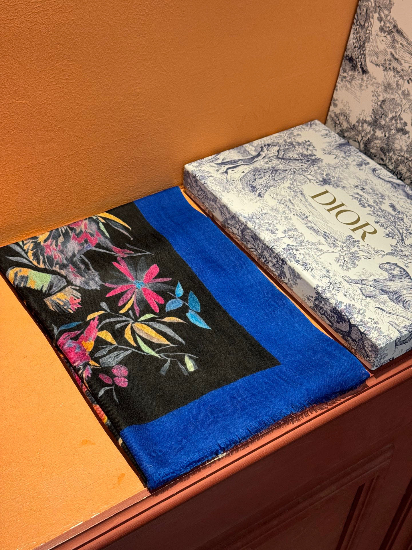 上新🌟 DIOR💄💋新款💖羊绒面料长巾 😘美翻了流泪御用殿堂级极‼️新款专柜在售 纯羊绒独特设计风格❗加