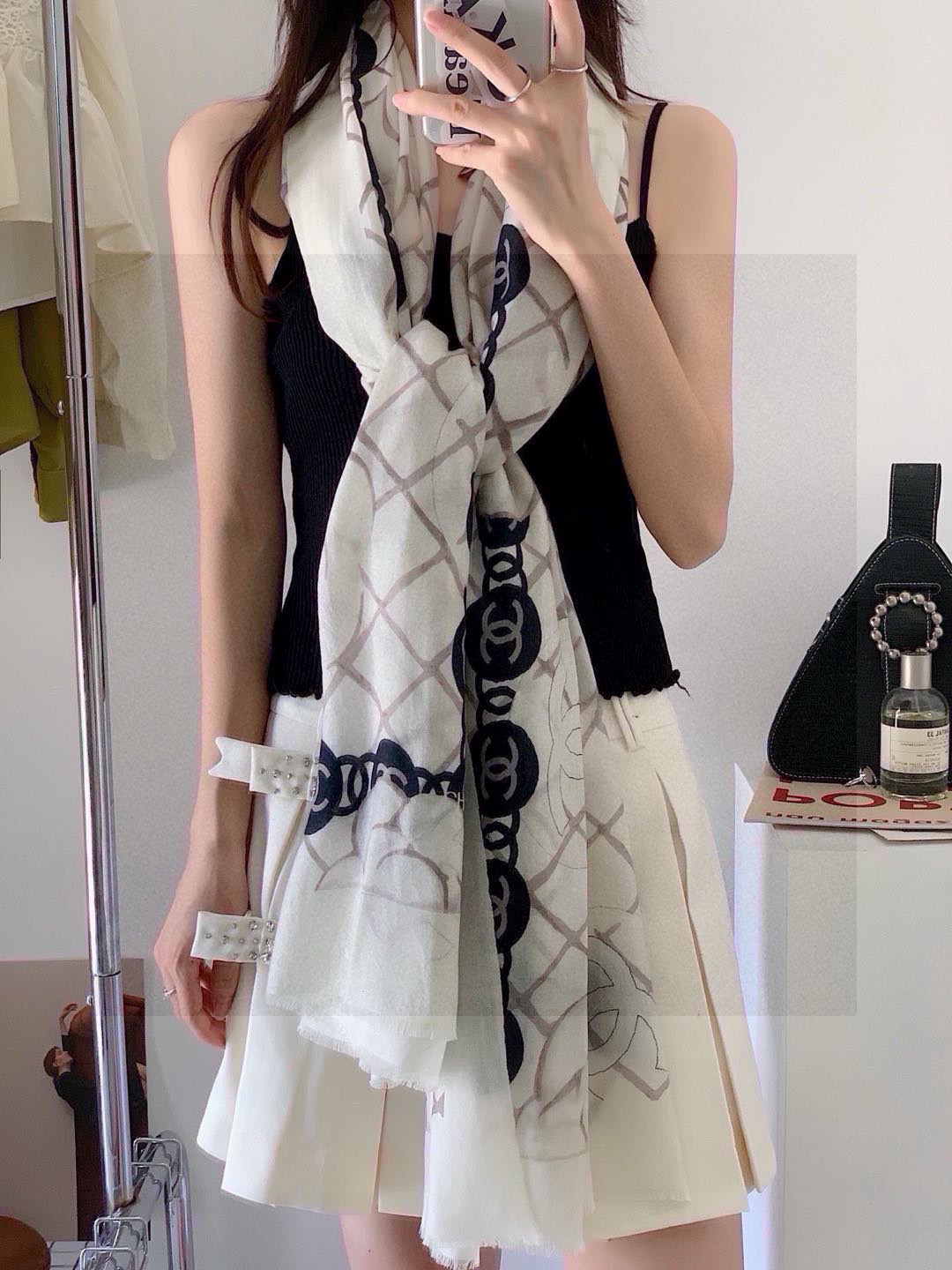   香家最最经典的山茶花系列，经典到每个女人的衣柜都要收纳的一条 满足你的日常所需，舒适的触感，让你舍不