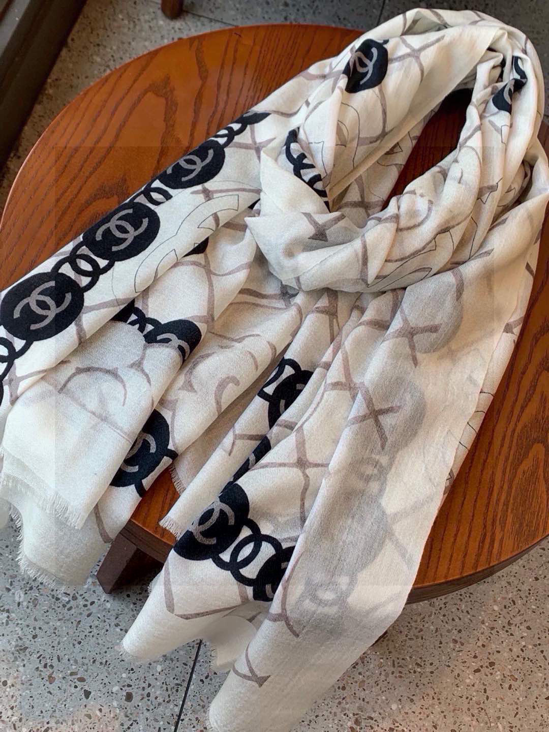   香家最最经典的山茶花系列，经典到每个女人的衣柜都要收纳的一条 满足你的日常所需，舒适的触感，让你舍不