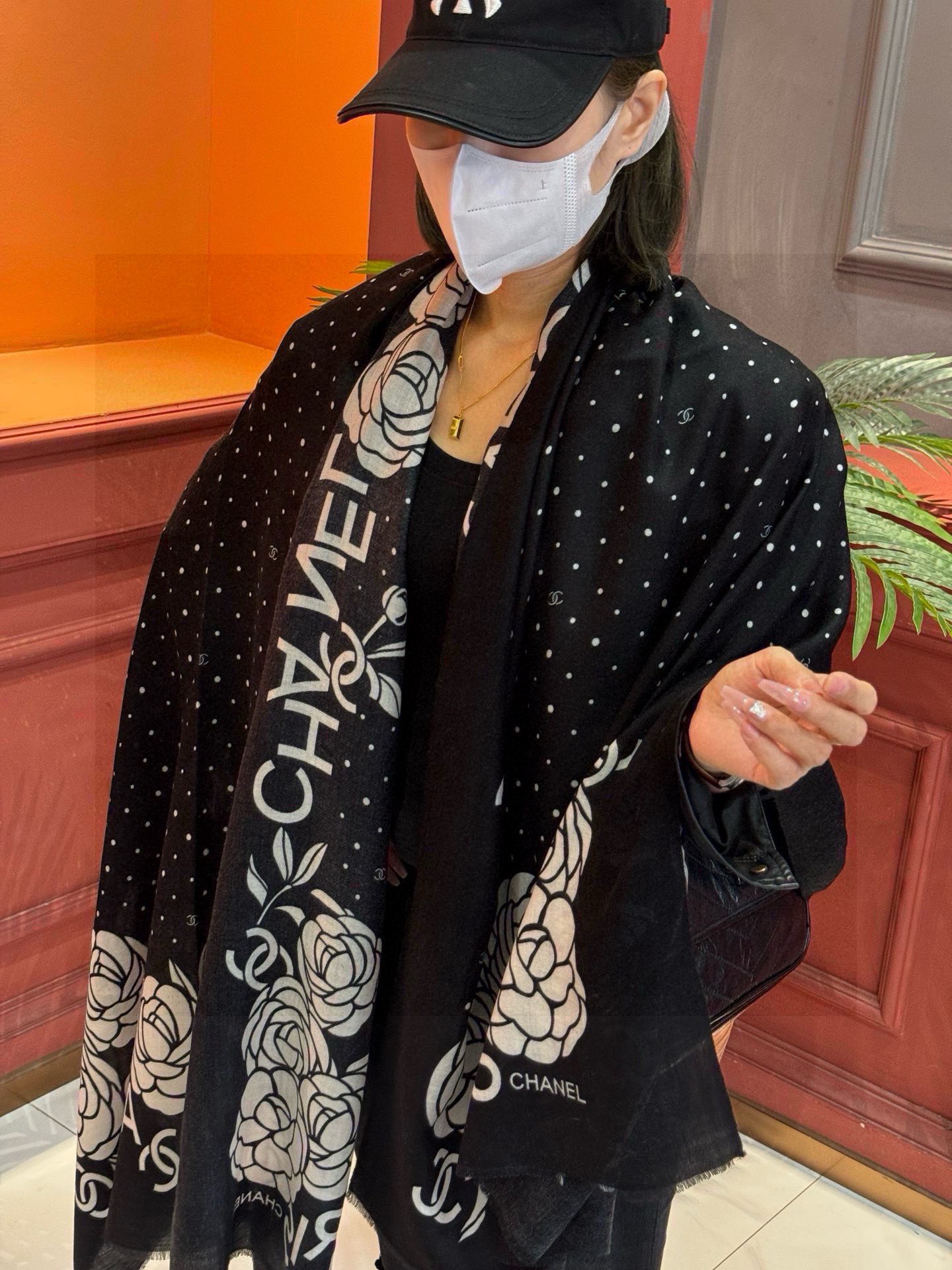   羊绒新款💞 新❤小香【山茶花长围巾】~超级抬气色！高级女人味！羊绒围巾也能这么美！！！这款双面花卉羊