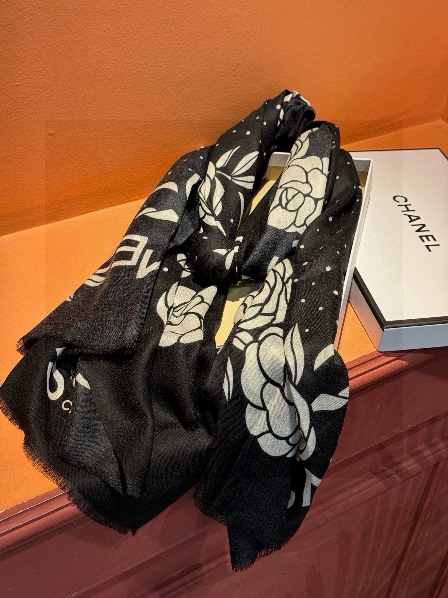   羊绒新款💞 新❤小香【山茶花长围巾】~超级抬气色！高级女人味！羊绒围巾也能这么美！！！这款双面花卉羊